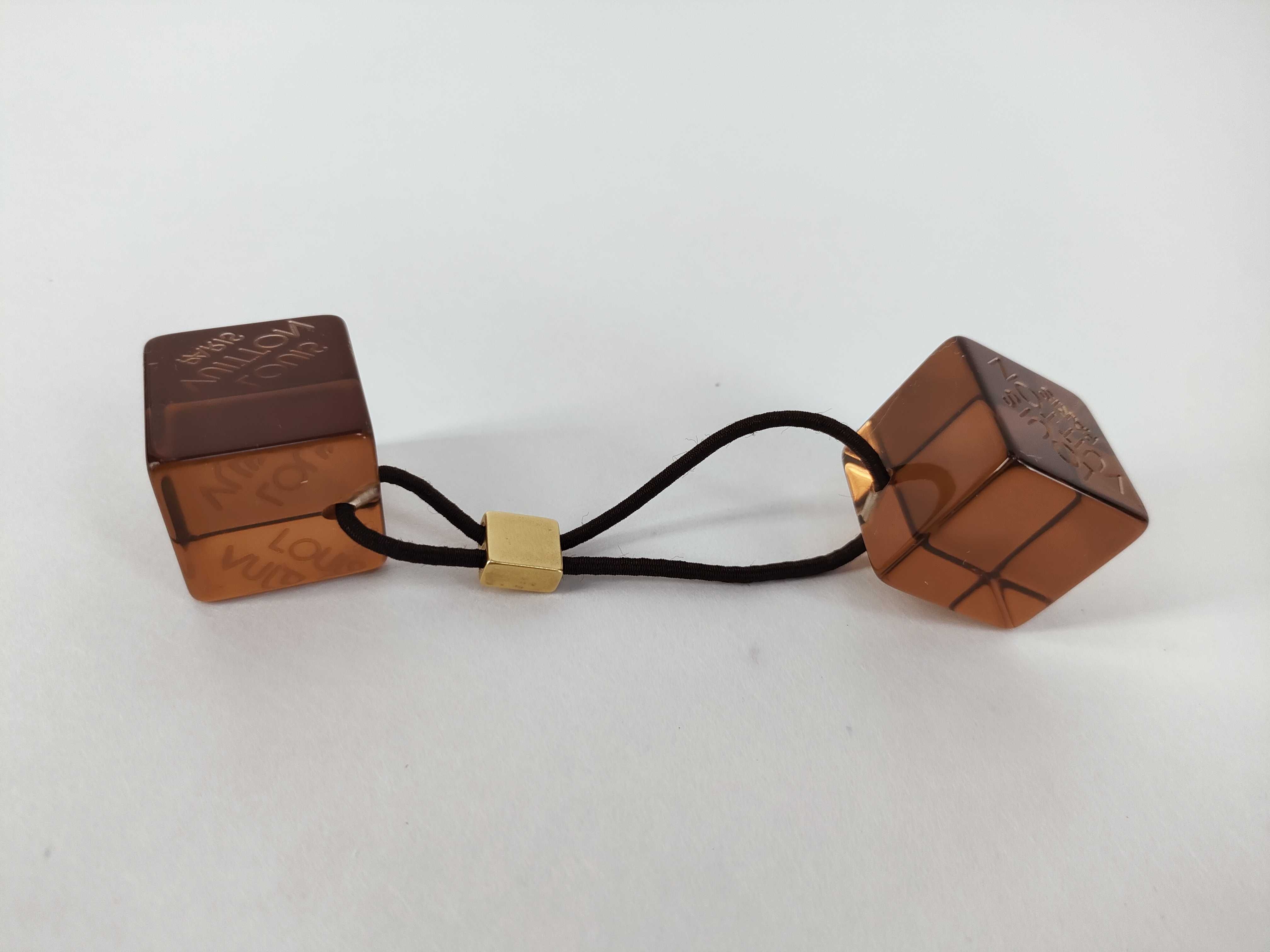 R23537 / Serial number unknown / Hair cube hair accessory — view 3
