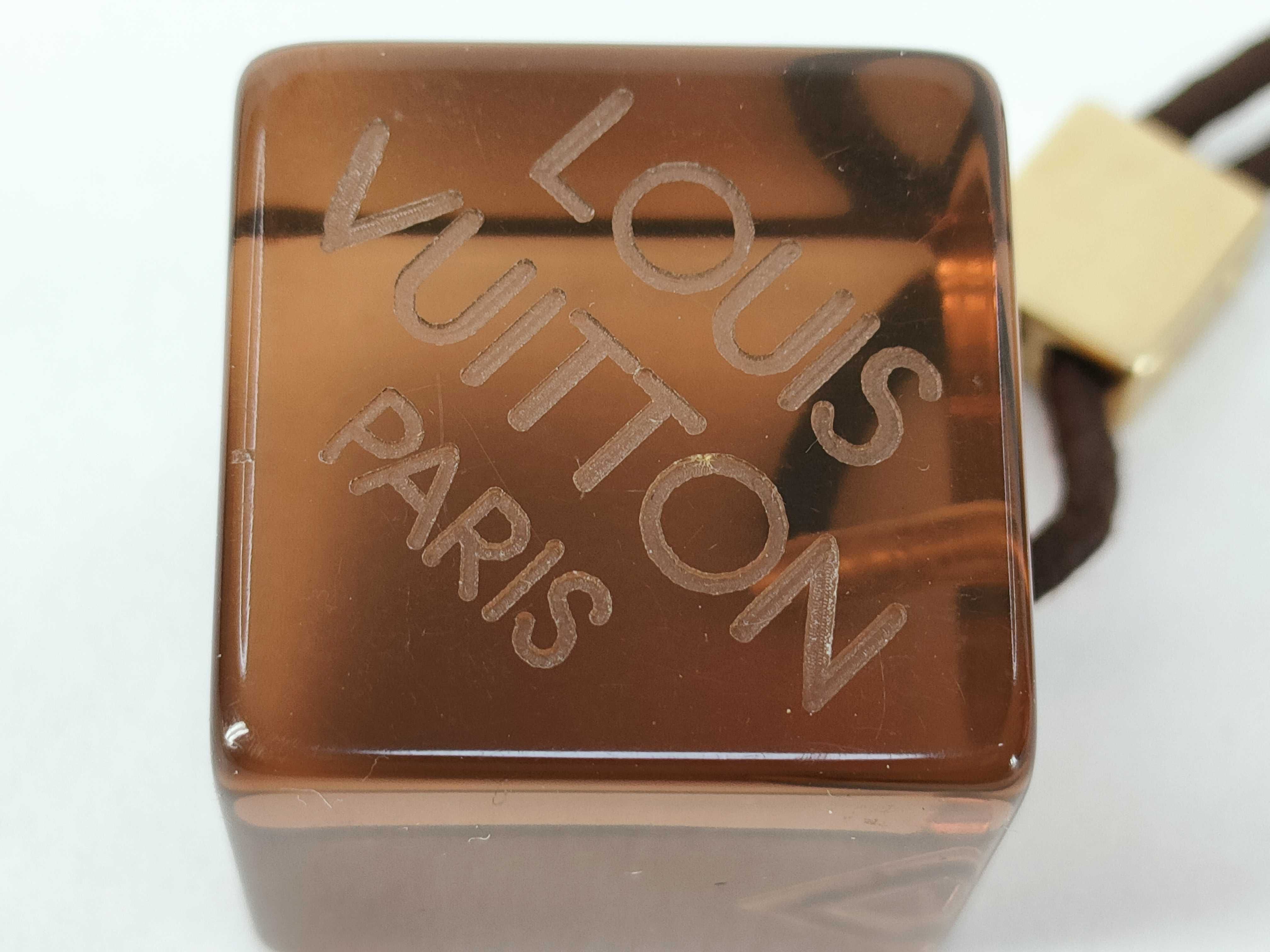 R23537 / Serial number unknown / Hair cube hair accessory — view 7