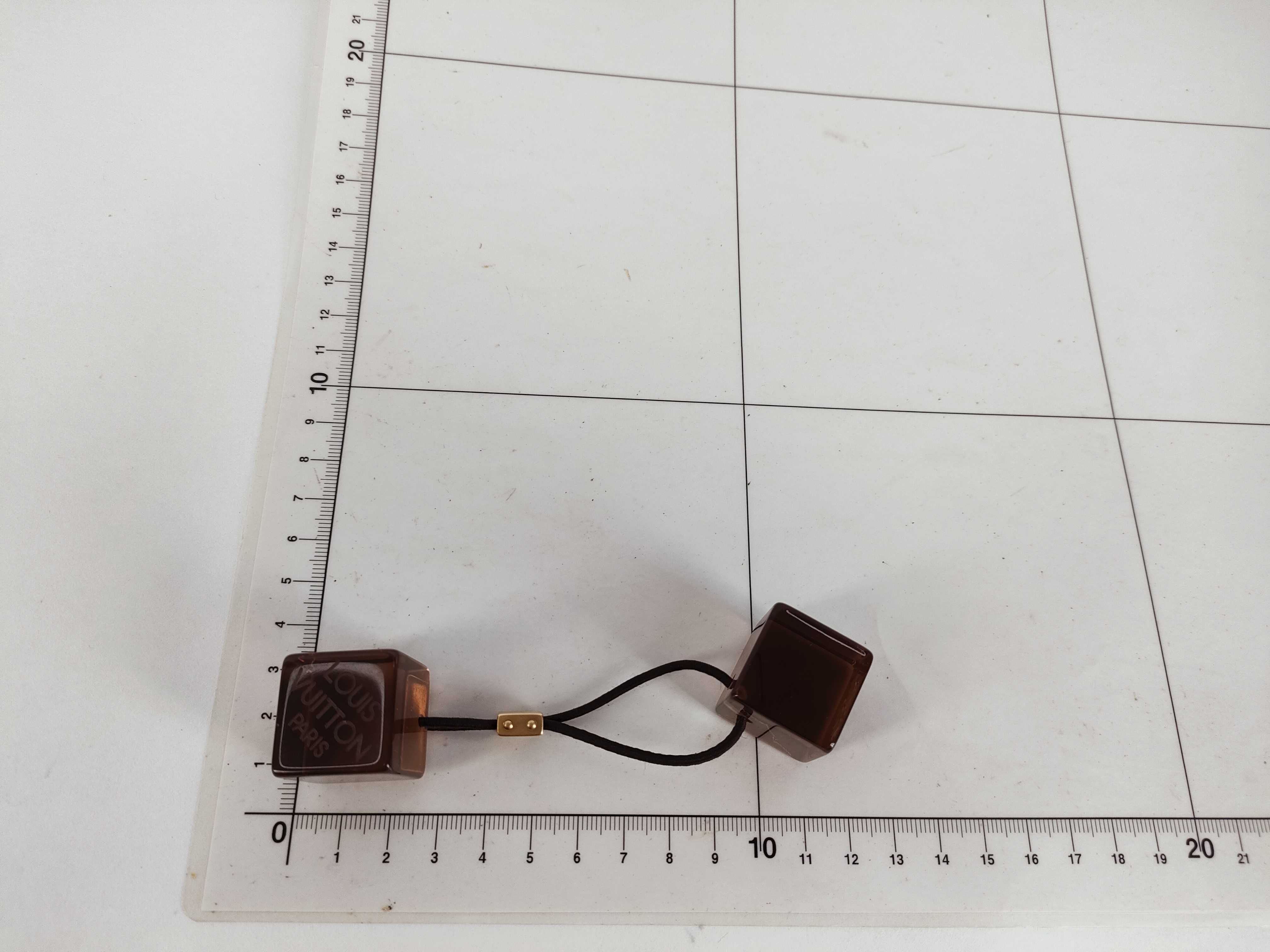 R23537 / Serial number unknown / Hair cube hair accessory — view 9