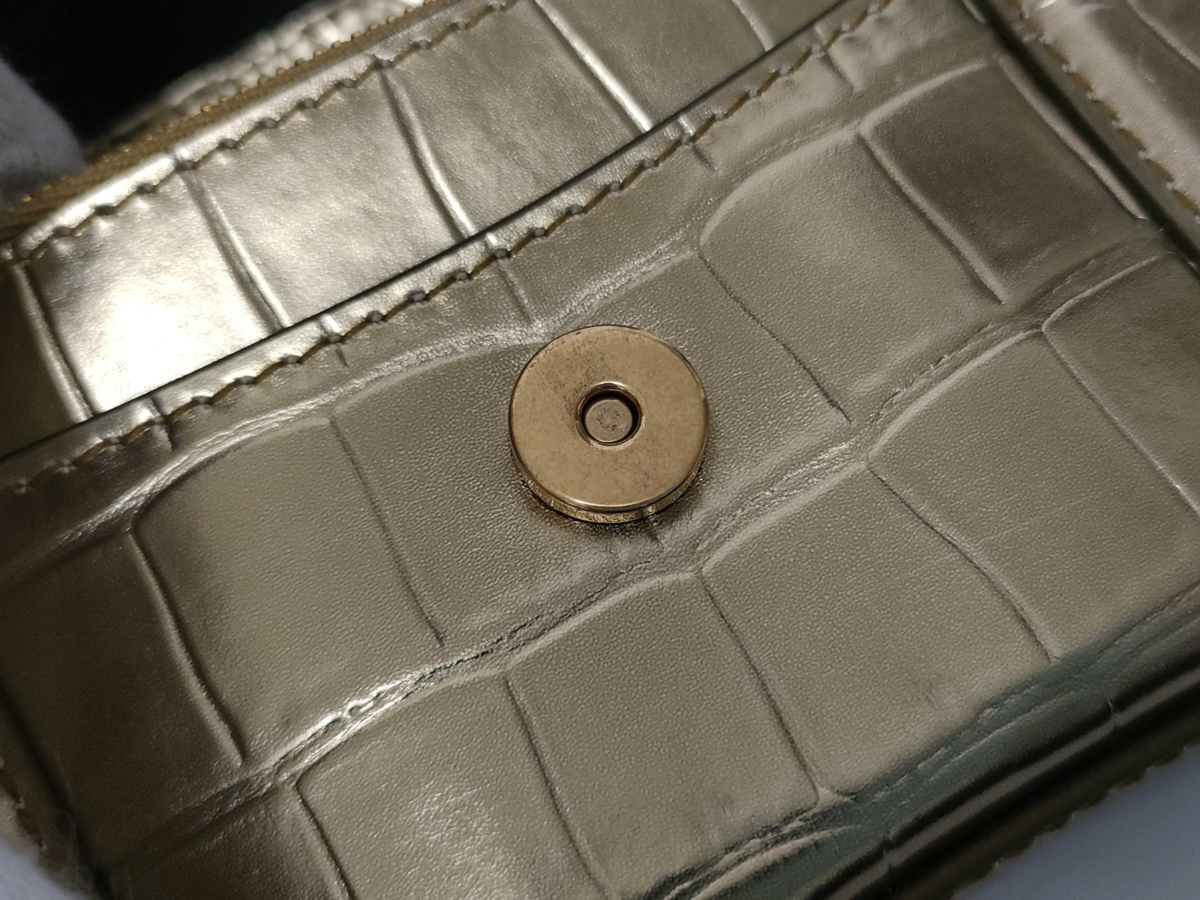 Hourglass Chain Shoulder Bag — view 9