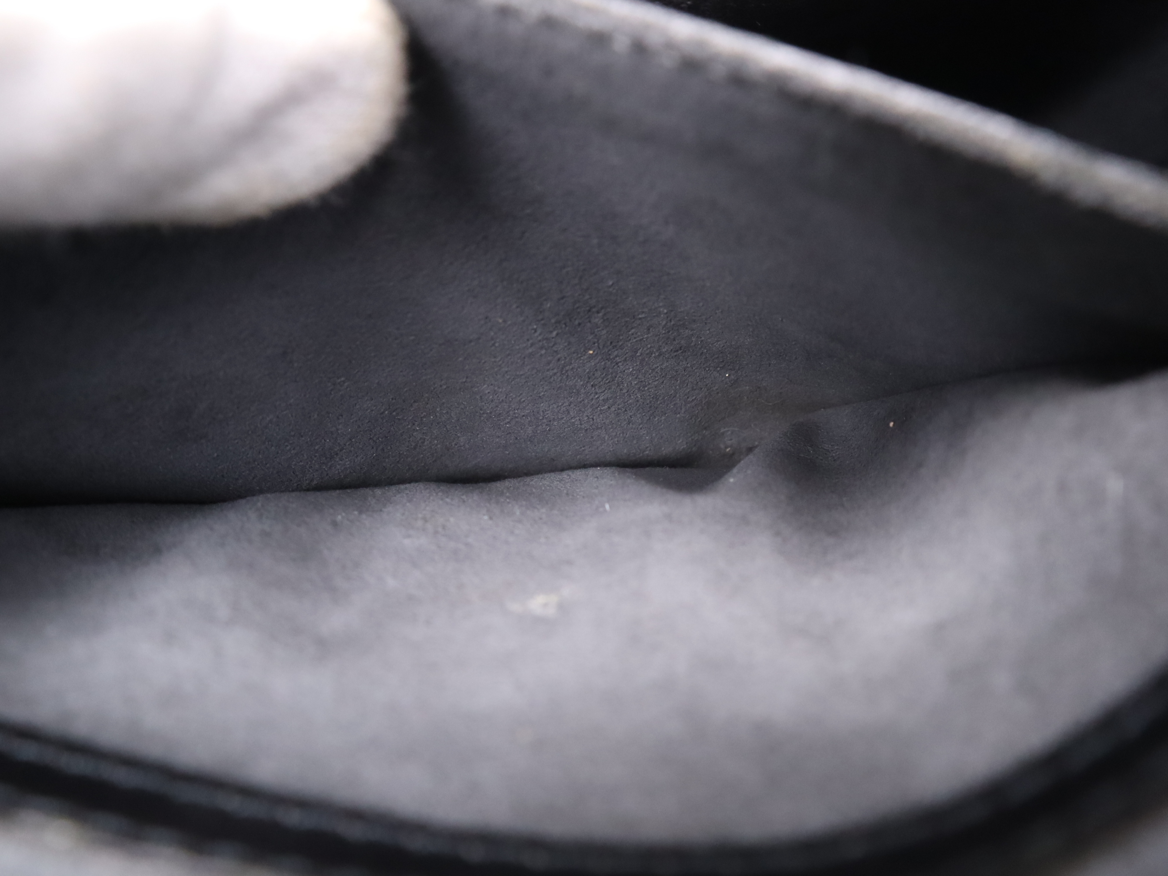 M52252 Epi Cluny Noir Shoulder Bag — view 12