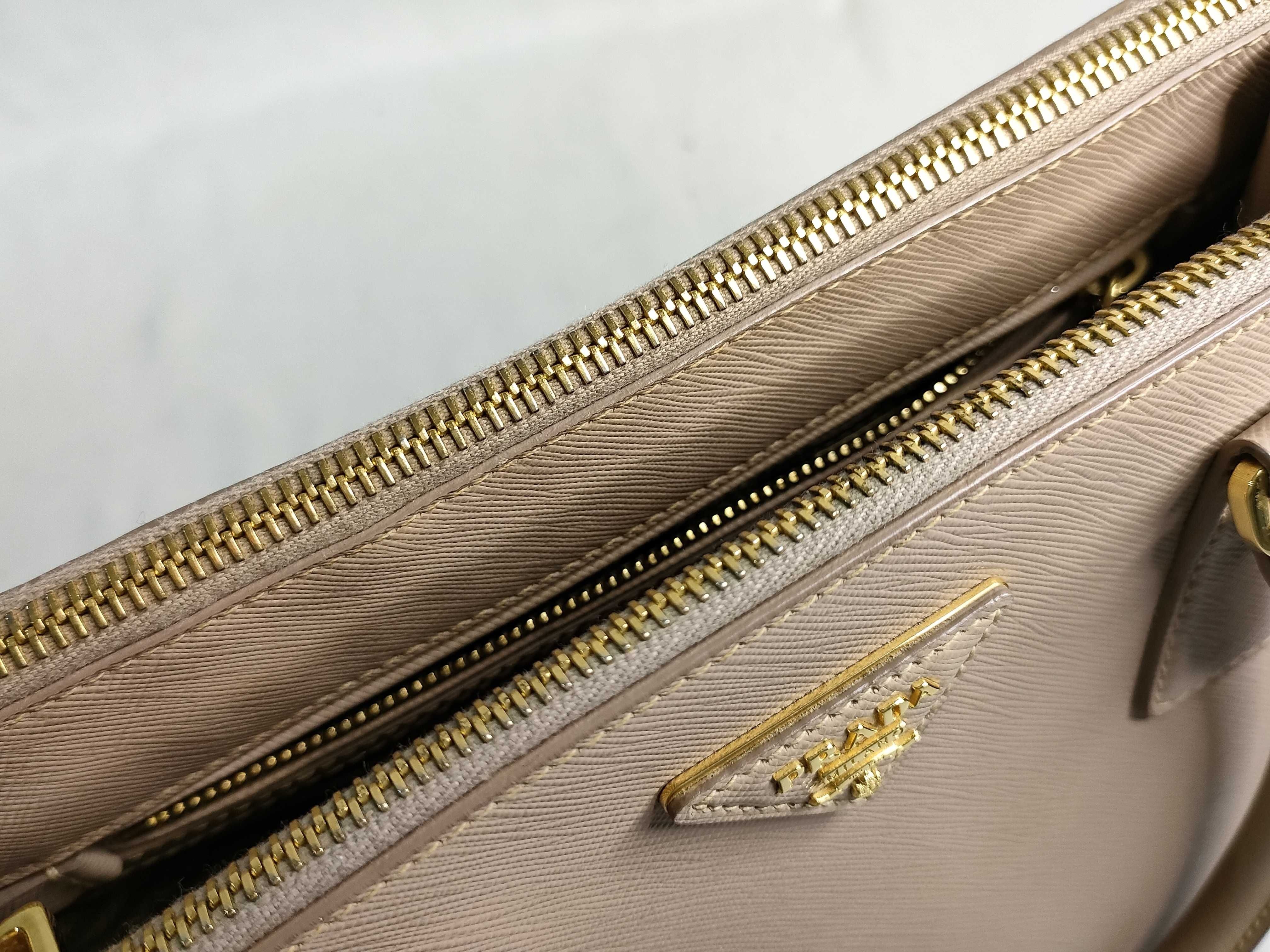 ID- Saffiano Lux Galeria cowskin 2-way handbag Beige 1BA863 open papers handbag — view 9