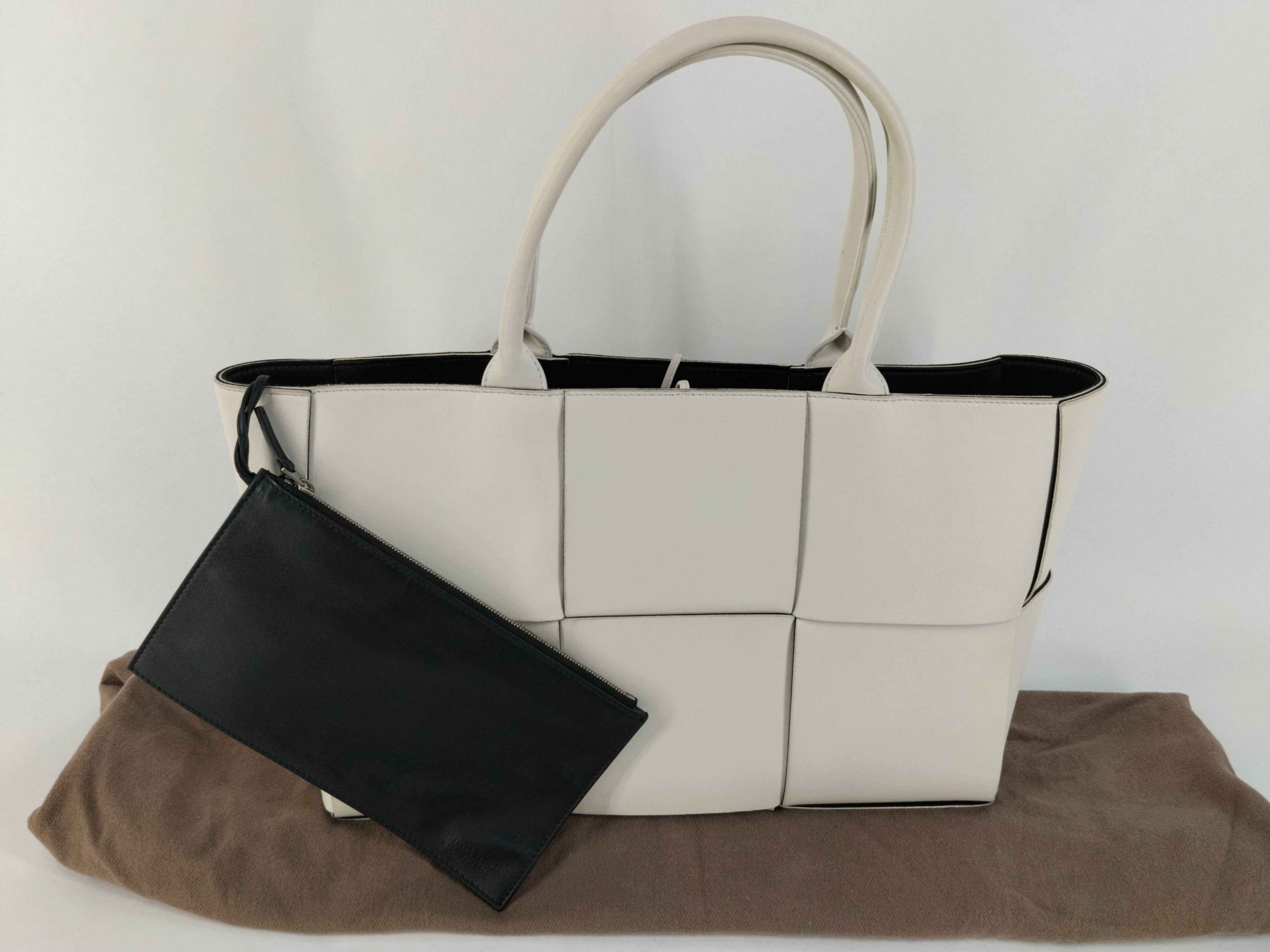 Intrecciato Bottega Veneta Maxi Intrecciato The Arco Tote Bag with Pouch
