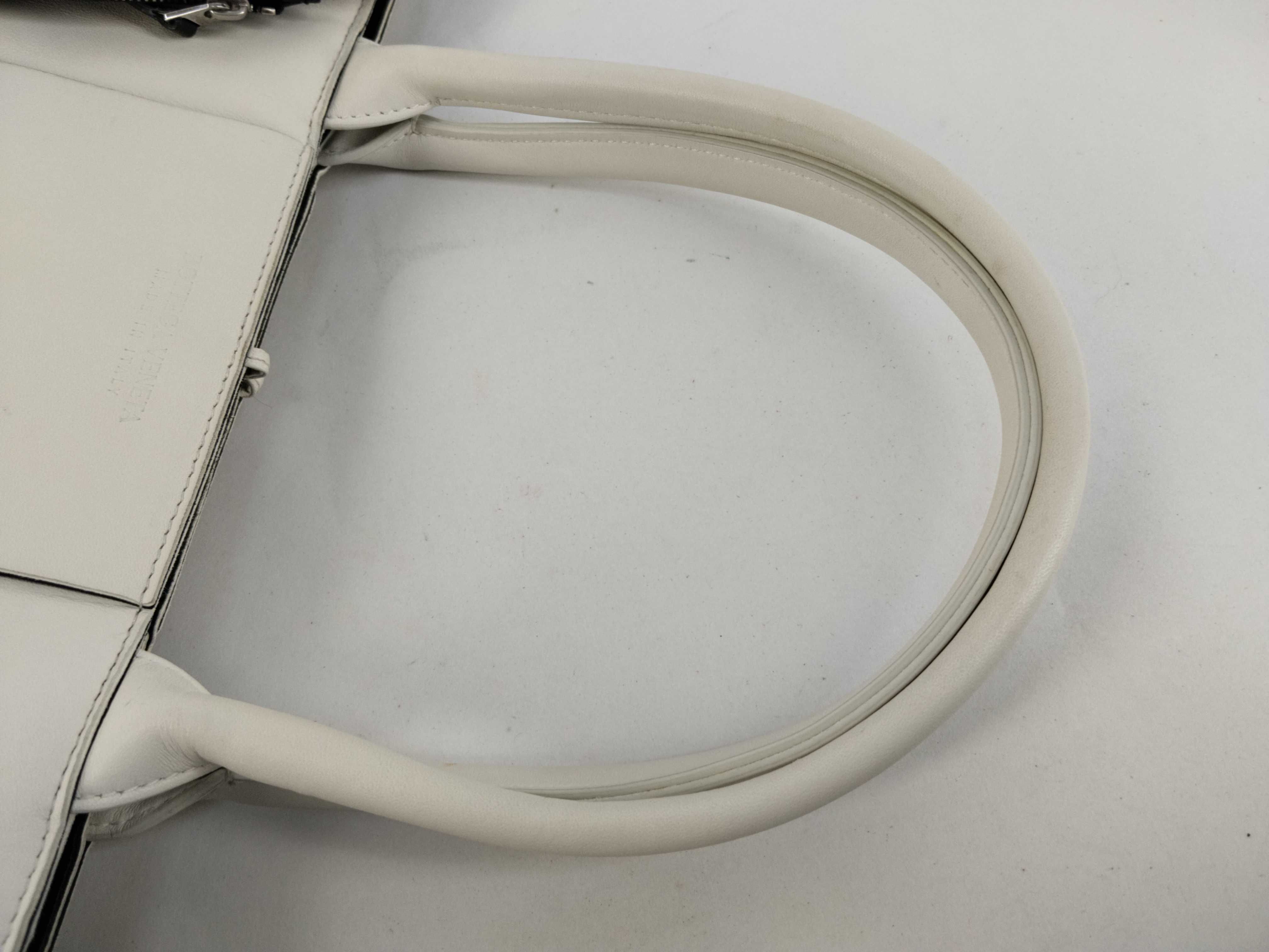 Intrecciato Bottega Veneta Maxi Intrecciato The Arco Tote Bag with Pouch — view 3