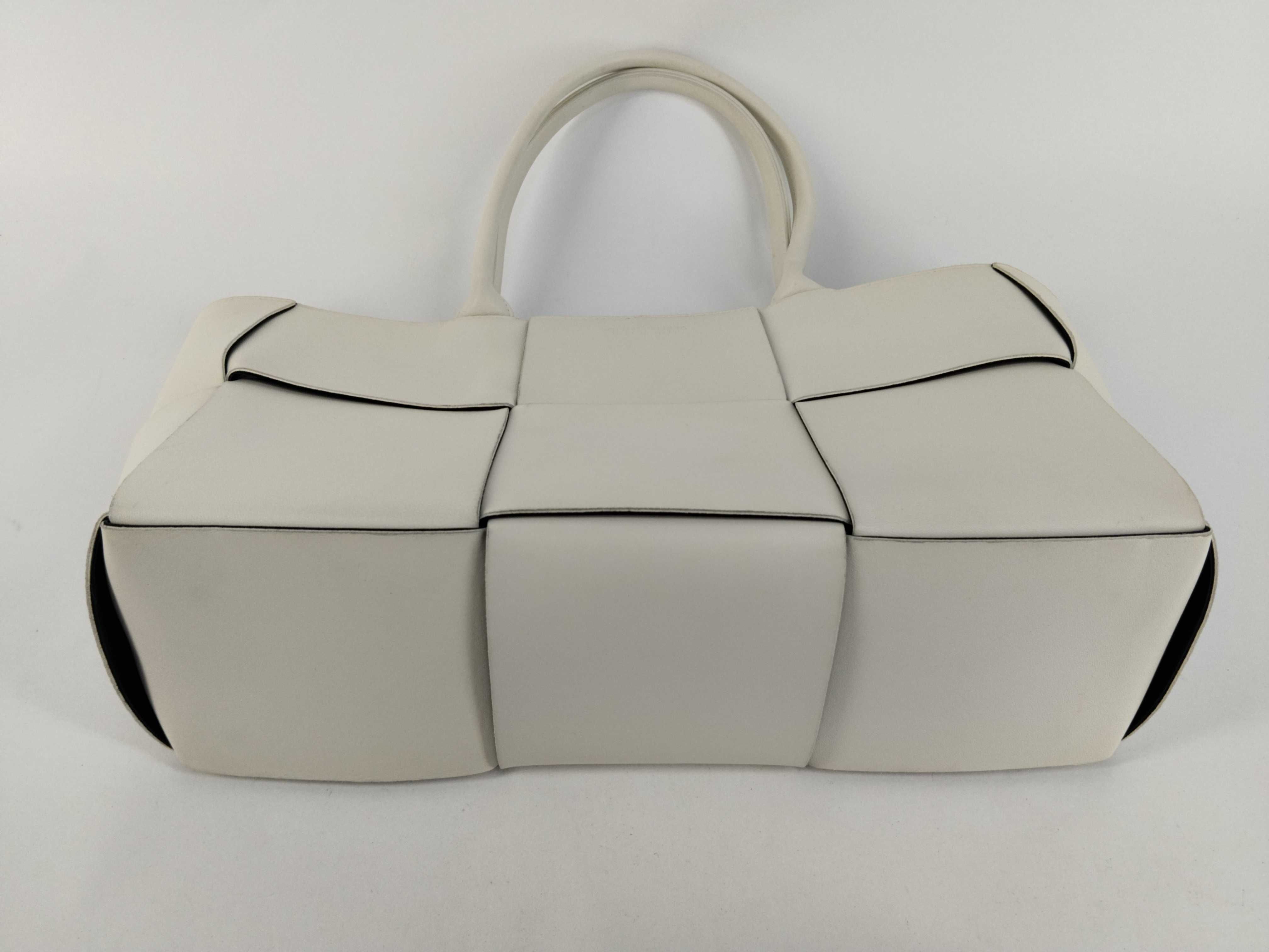 Intrecciato Bottega Veneta Maxi Intrecciato The Arco Tote Bag with Pouch — view 7