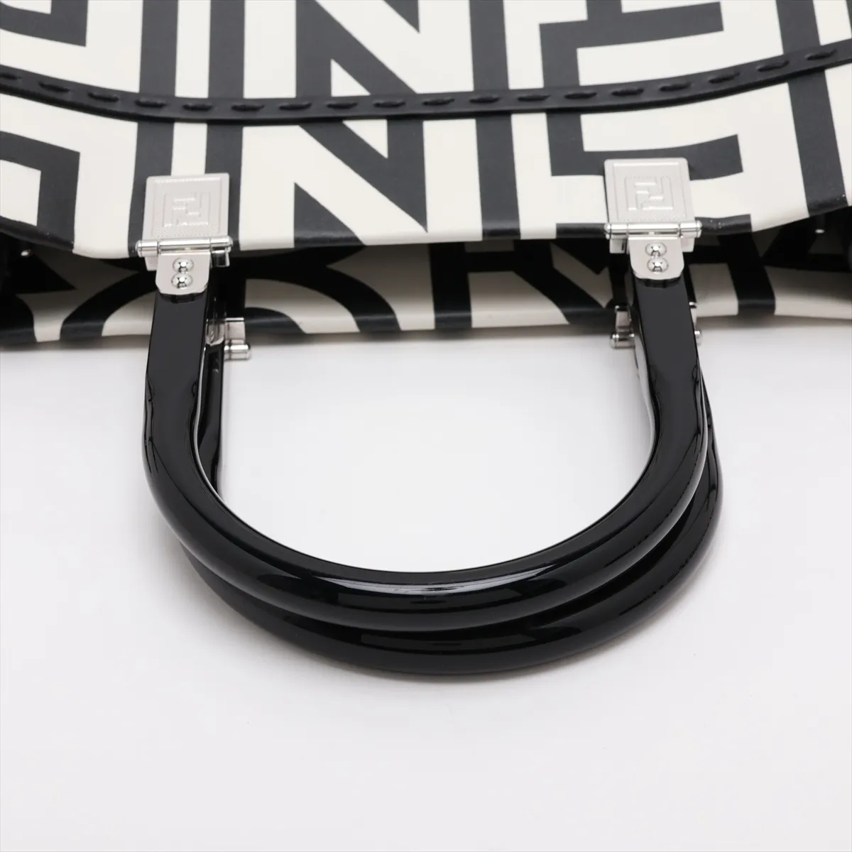 x Marc Jacobs Sunshine 8BH386 Leather 2-Way Handbag White x Black — view 5