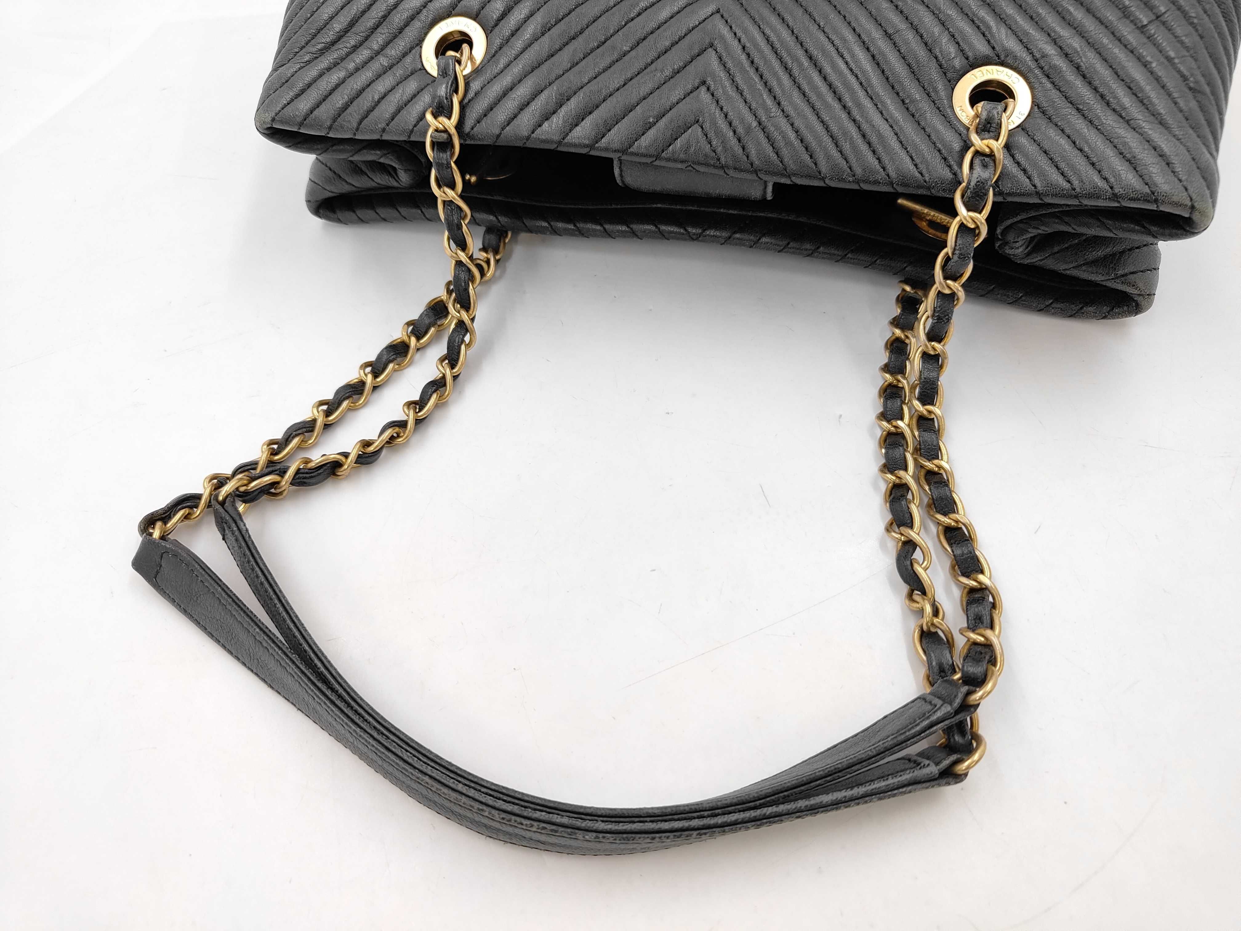V-stitch chain tote bag — view 6