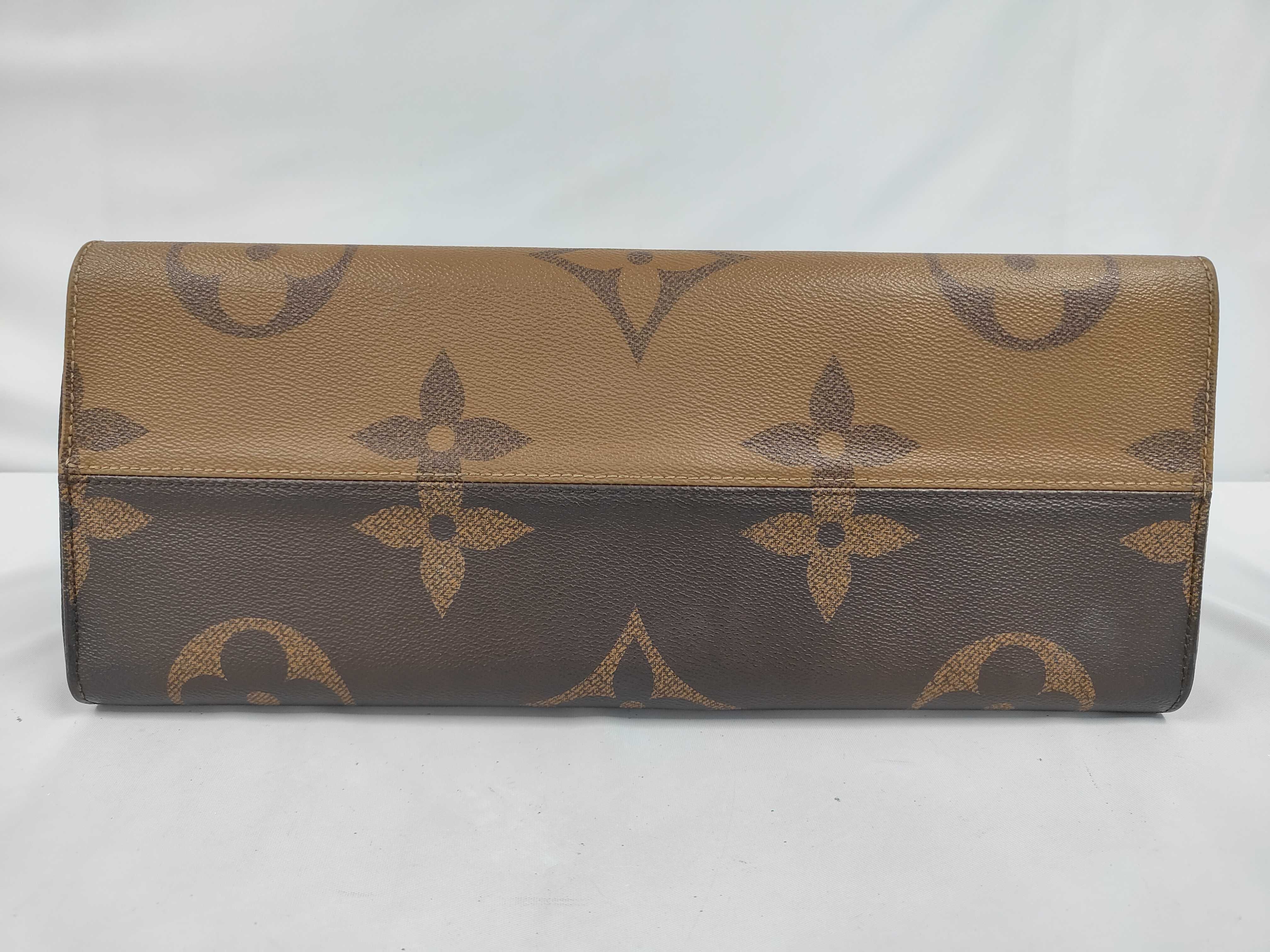 Monogram Giant Reverse OnTheGo GM 2-Way Tote Bag — view 3