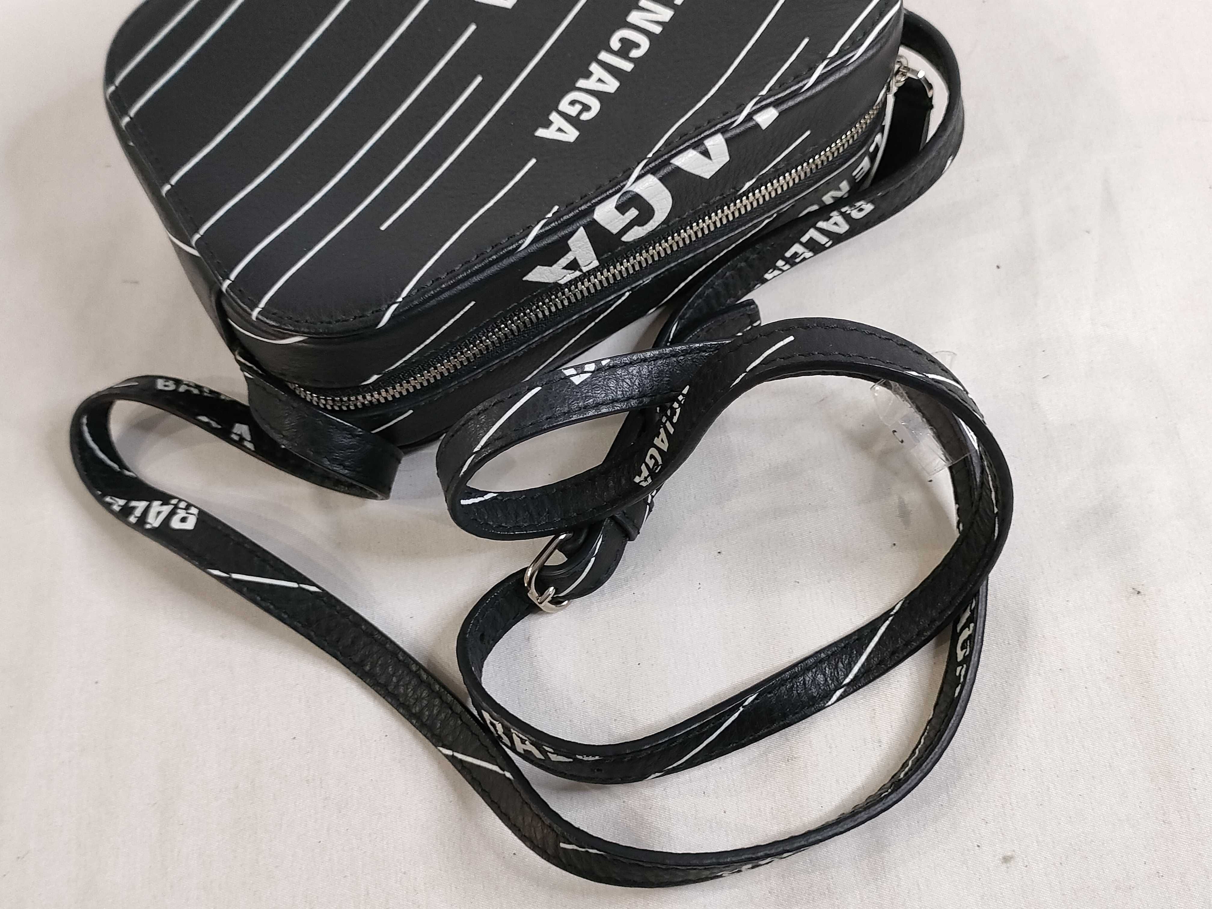 PH - Black Leather Everyday Crossbody Camera Bag 17cm Shoulder Bag — view 3