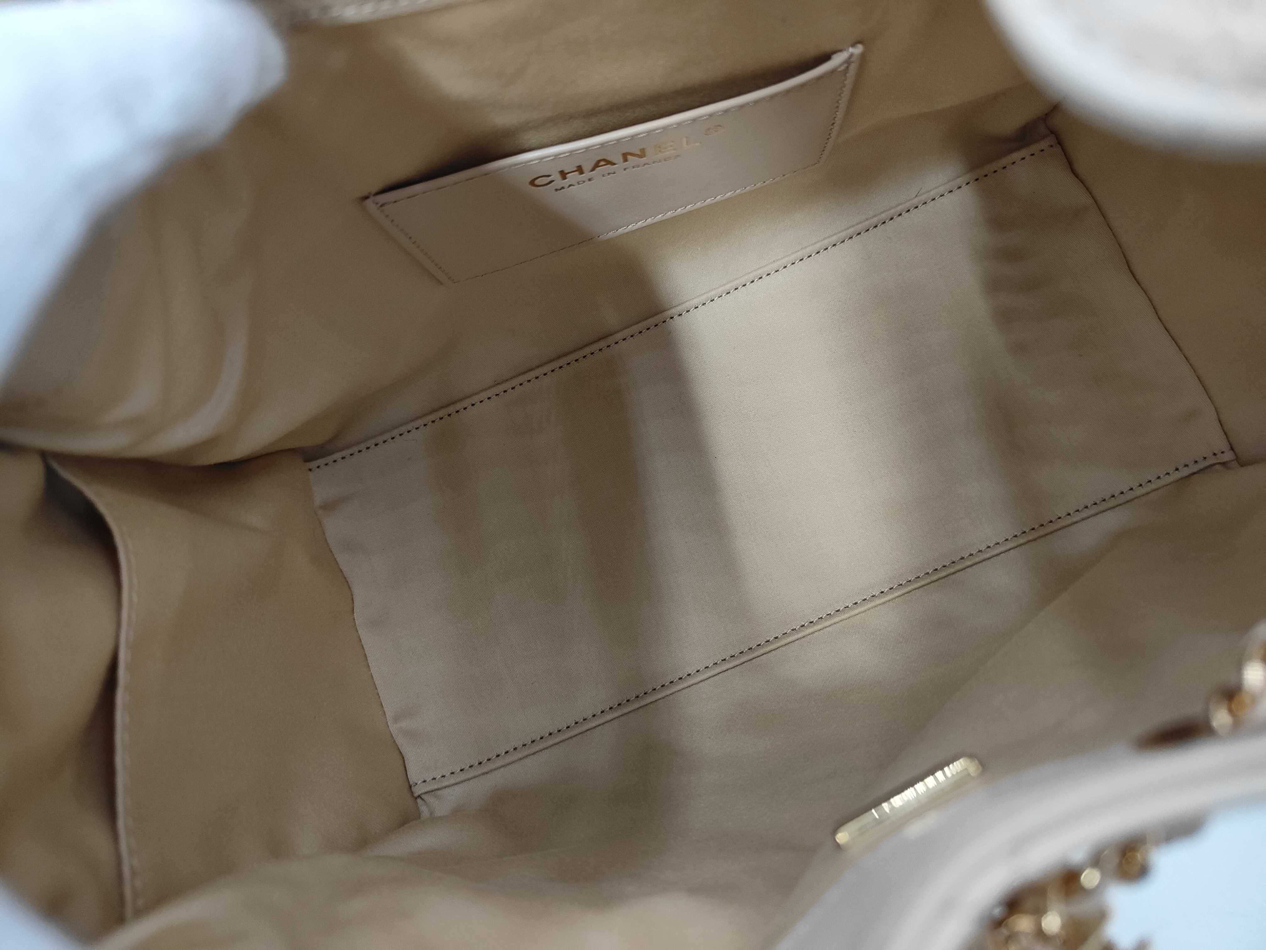 25 Small Caviar Skin Shoulder Bag with Random Plate Design. Accessories: Box, dust bag, purchase receipt. — view 8