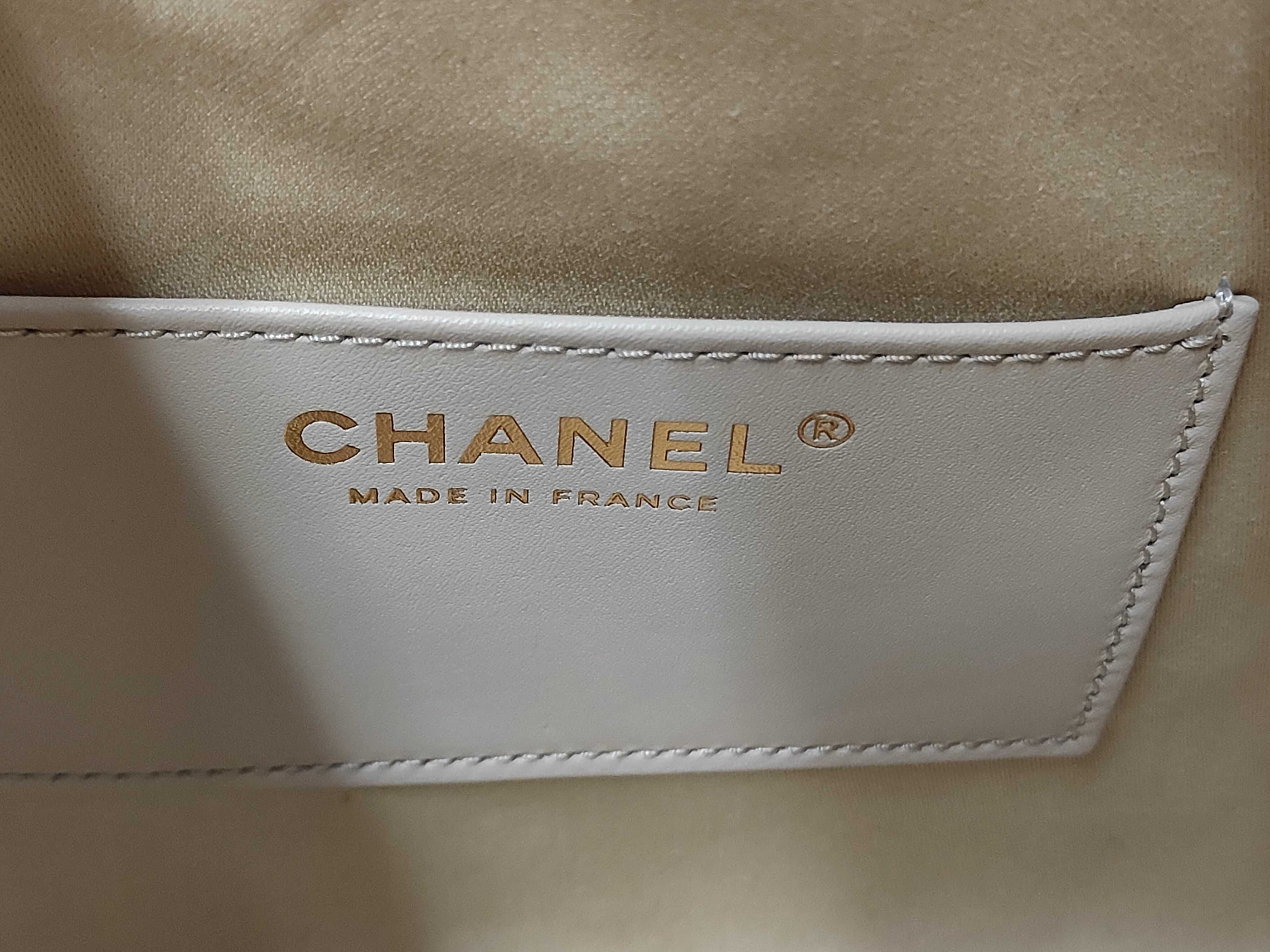 25 Small Caviar Skin Shoulder Bag with Random Plate Design. Accessories: Box, dust bag, purchase receipt. — view 9