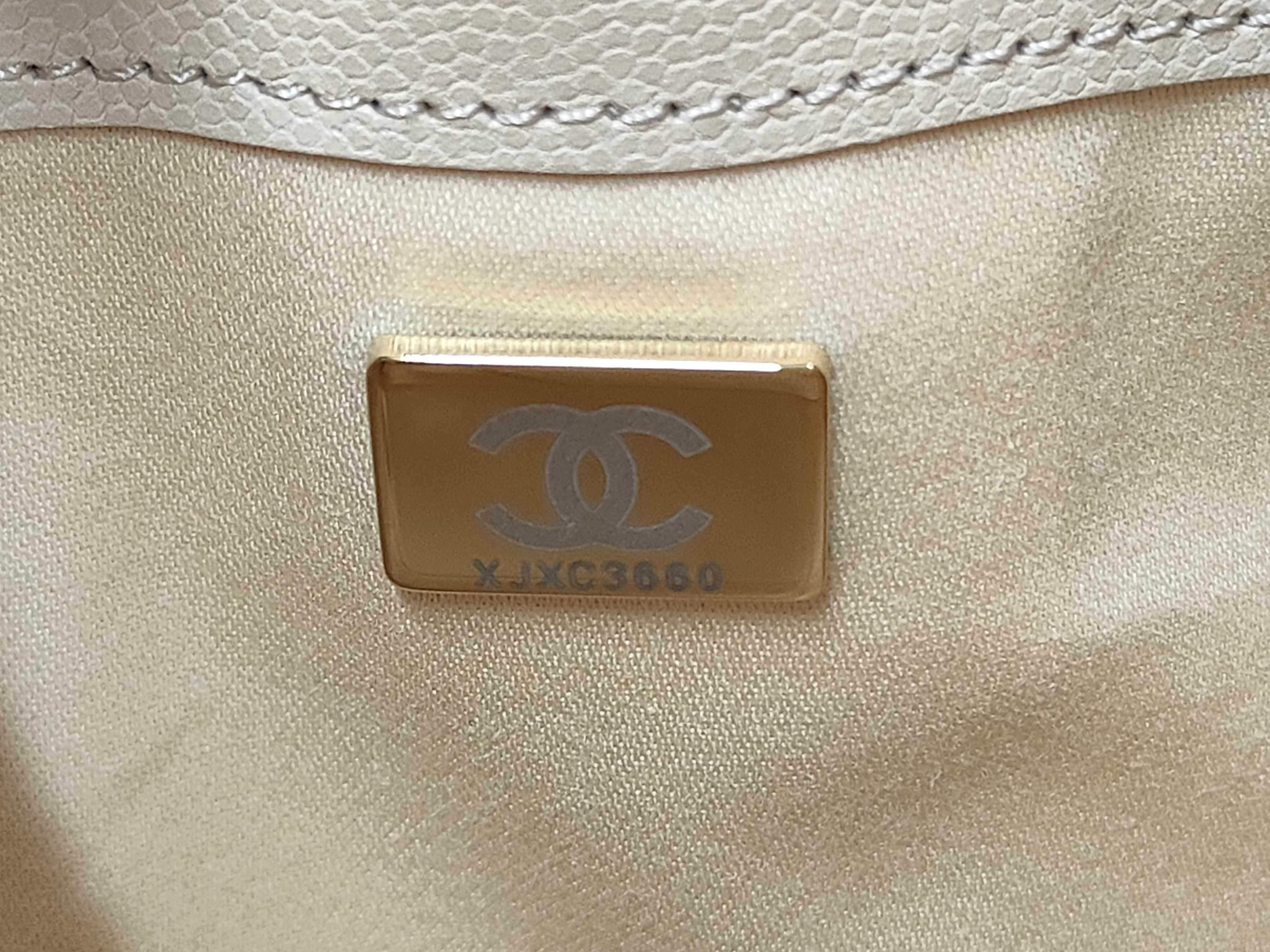 25 Small Caviar Skin Shoulder Bag with Random Plate Design. Accessories: Box, dust bag, purchase receipt. — view 10