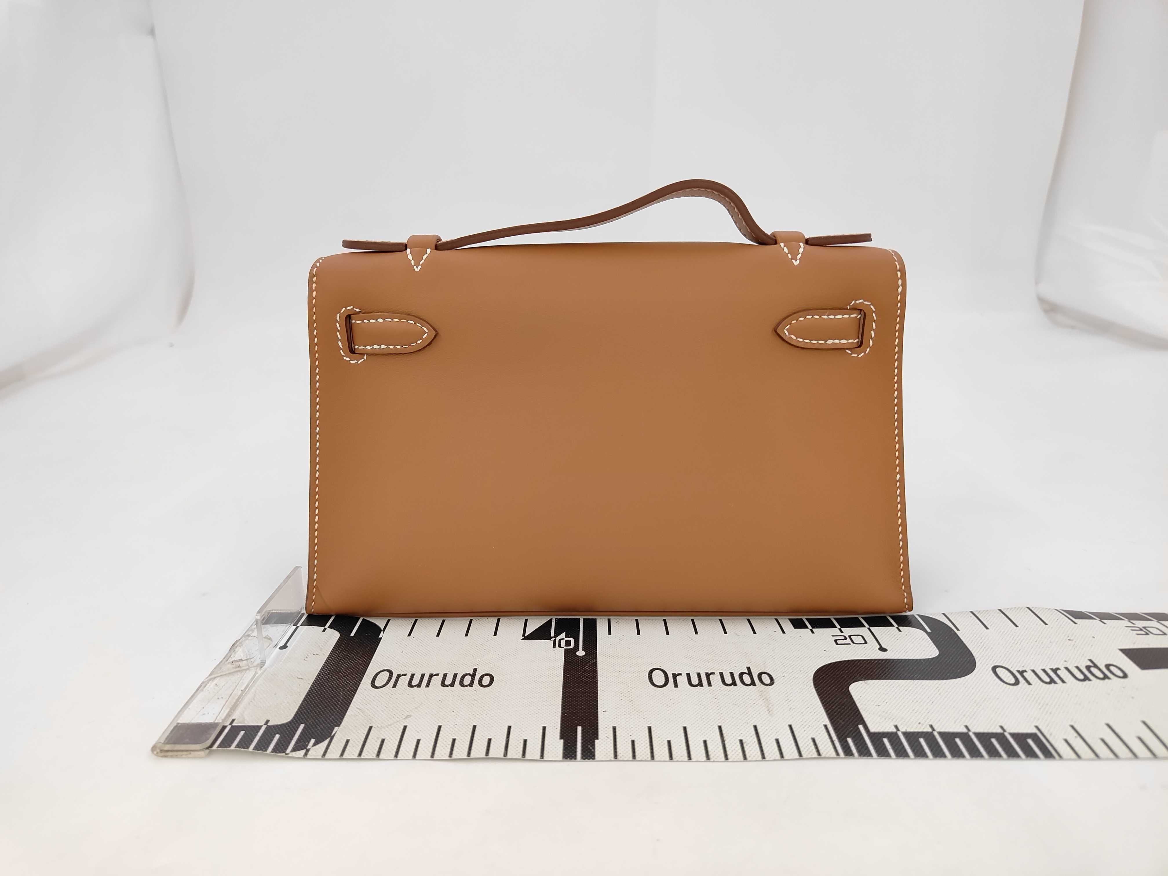 Pochette Kelly Gold Swift Leather Silver Hardware K Stamp Handbag — view 2