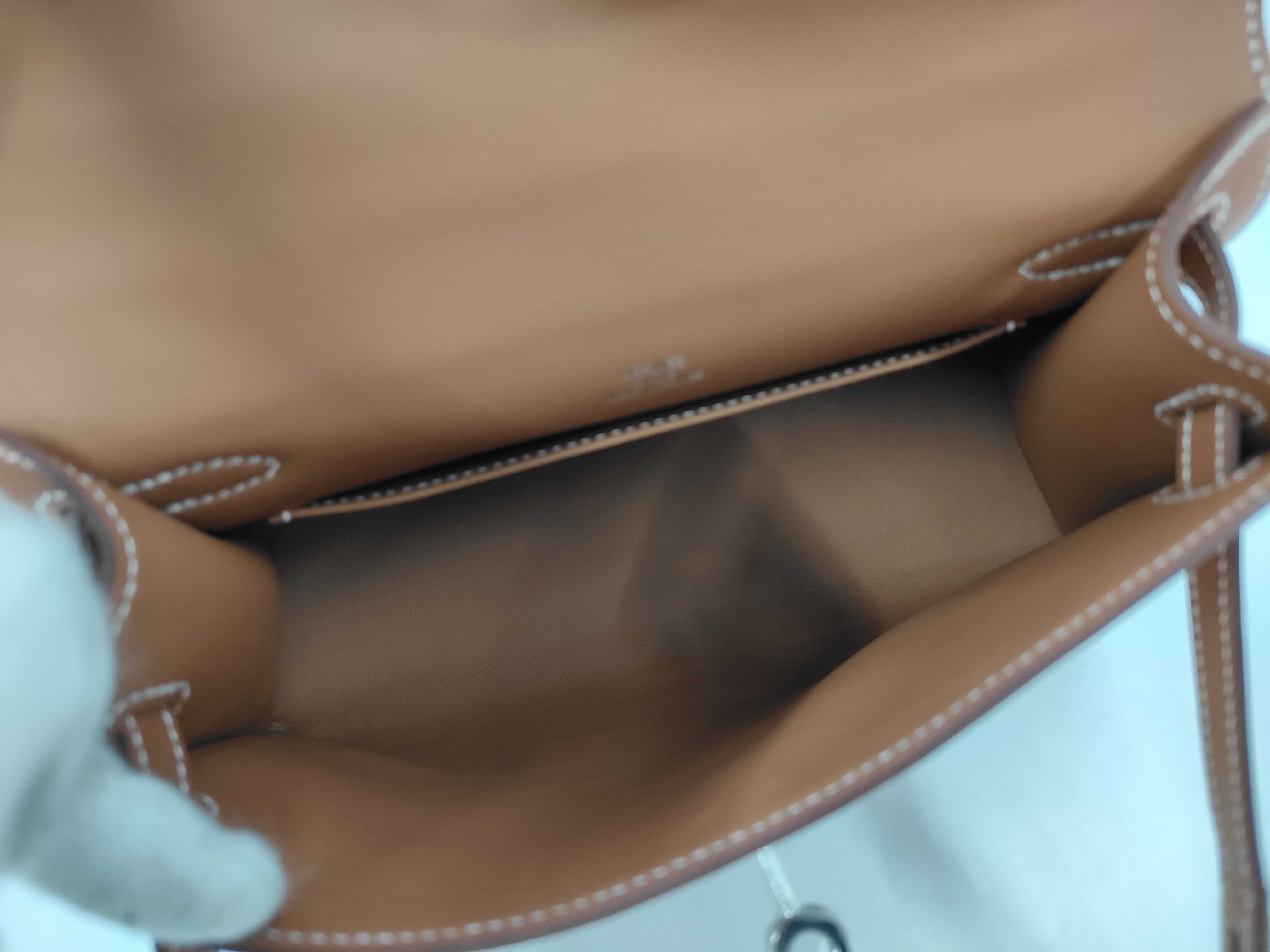 Pochette Kelly Gold Swift Leather Silver Hardware K Stamp Handbag — view 7
