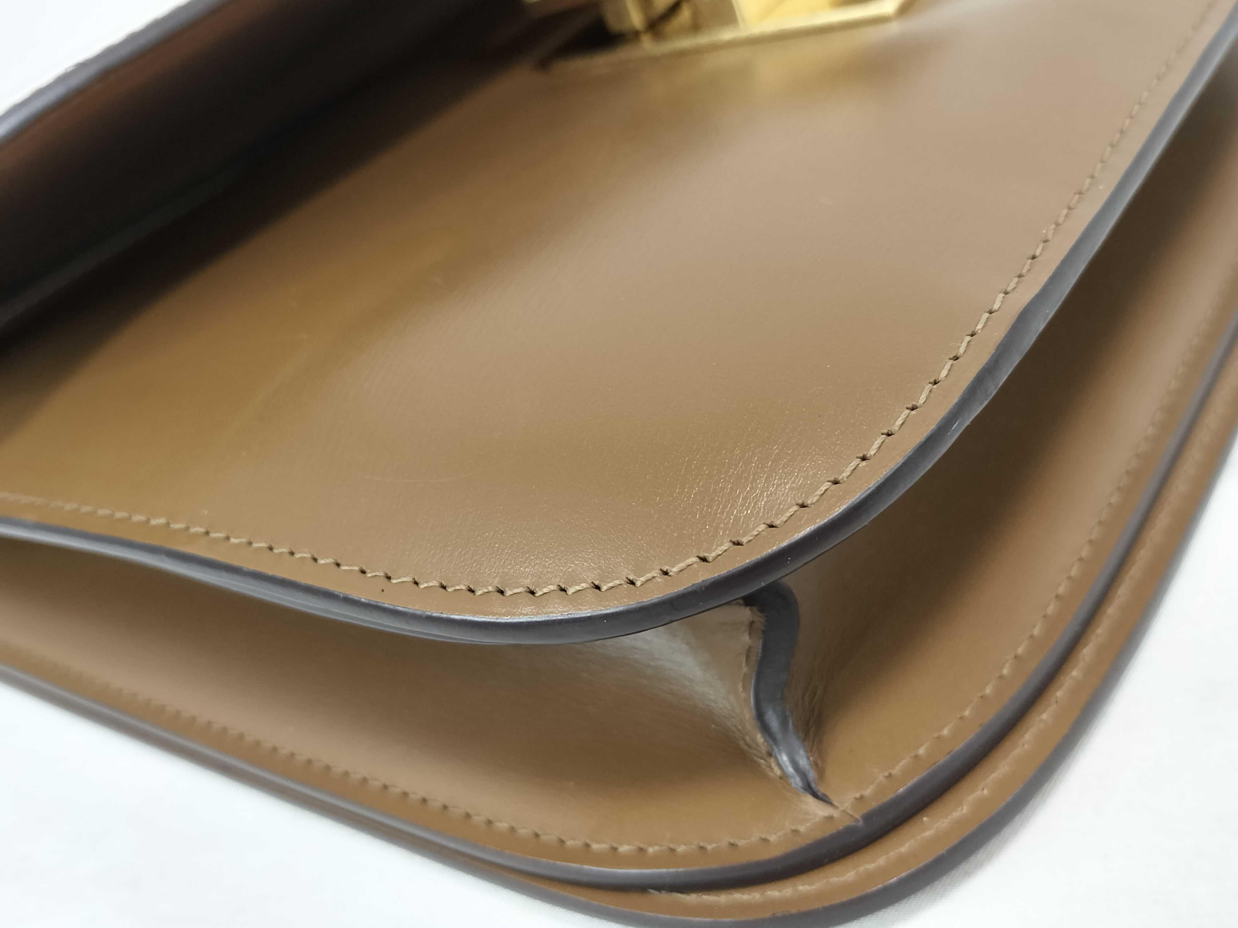 ID - Classic Box Medium Cowhide Shoulder Bag Brown — view 6