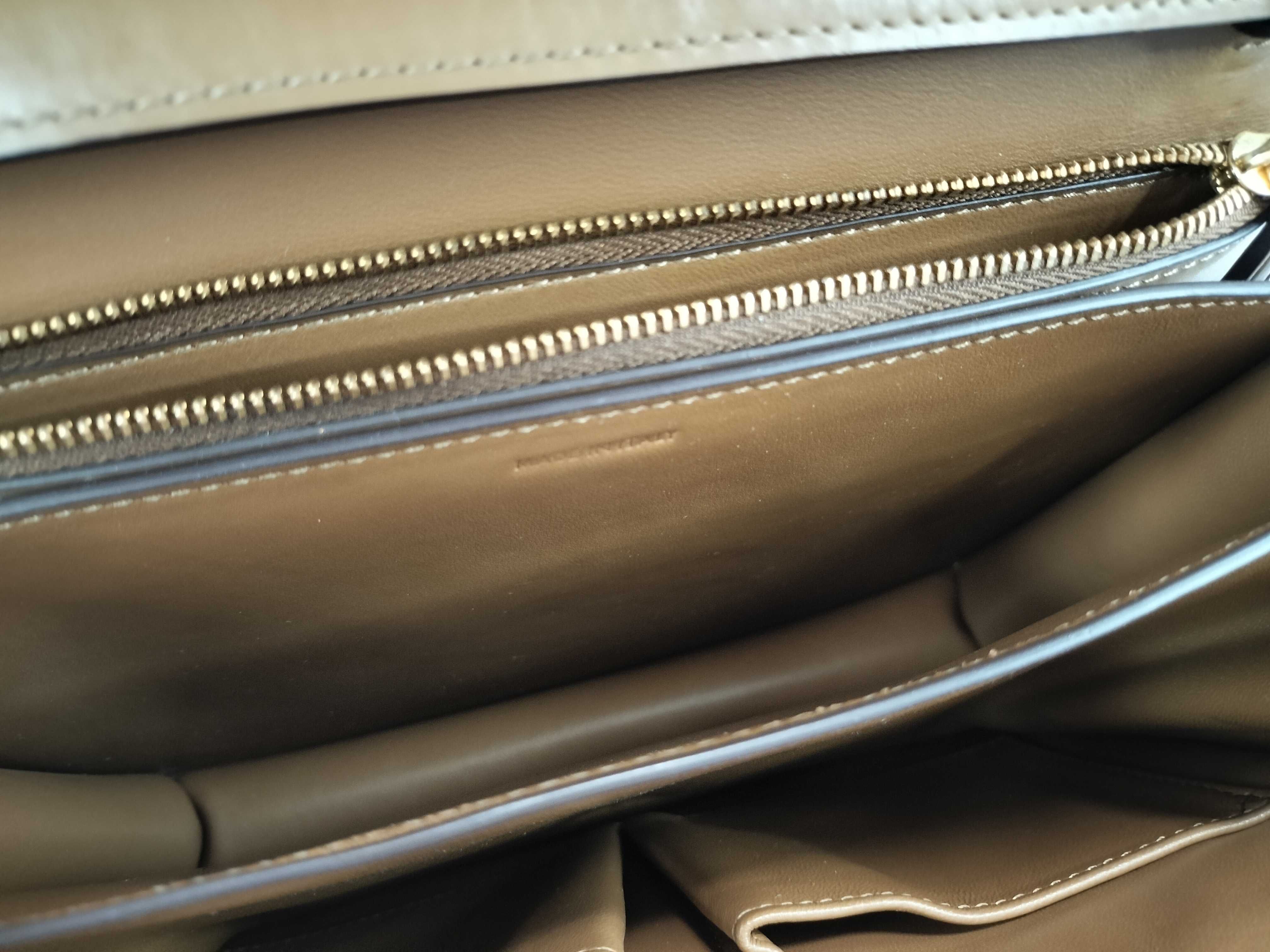 ID - Classic Box Medium Cowhide Shoulder Bag Brown — view 10