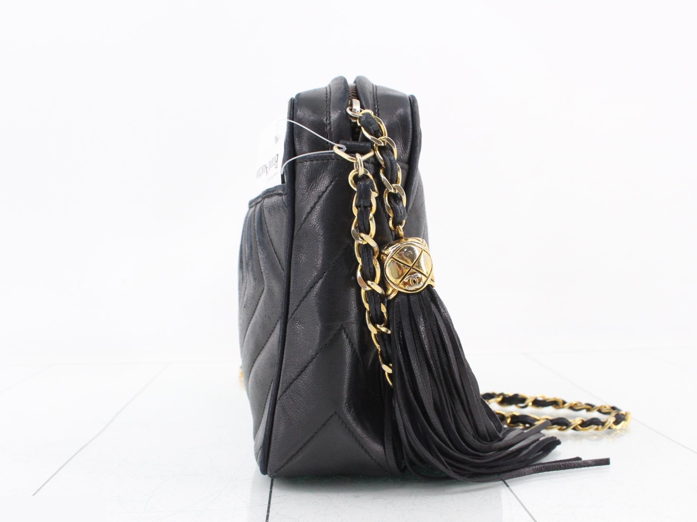 V-stitch Coco Mark Chain Shoulder Bag — view 4