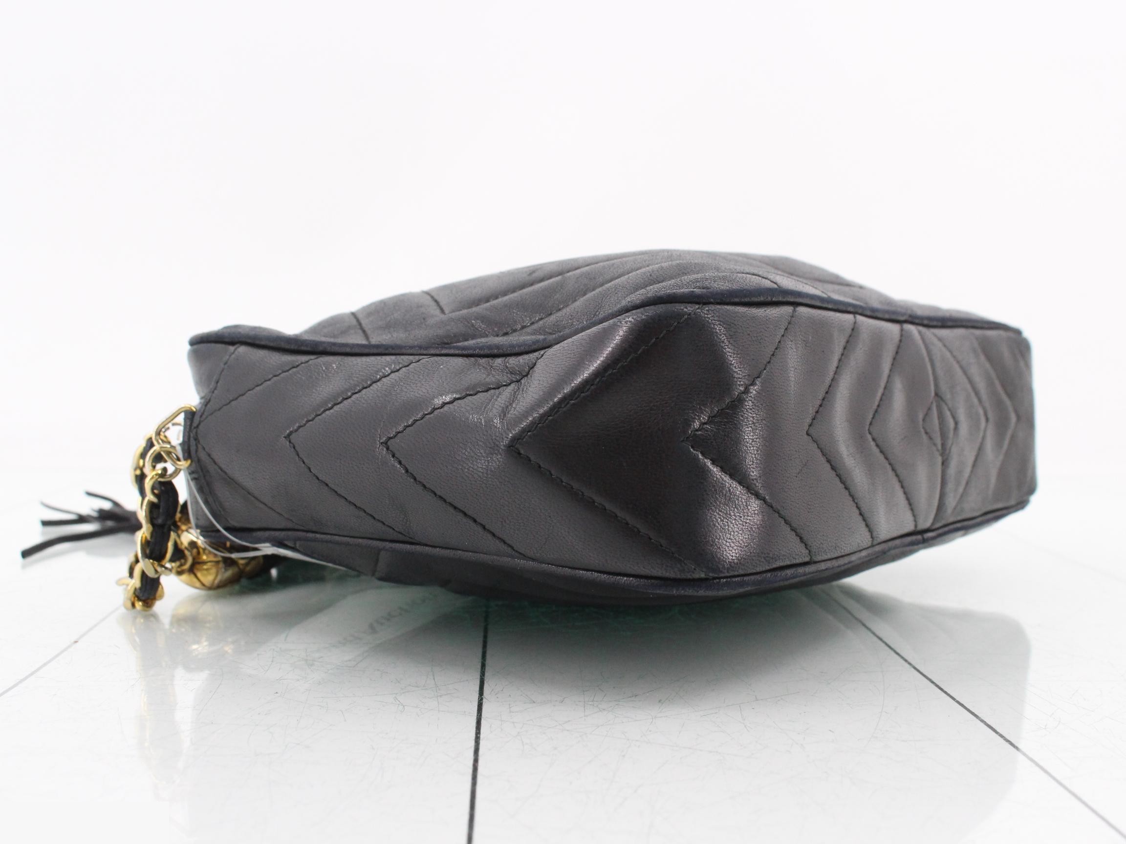 V-stitch Coco Mark Chain Shoulder Bag — view 5