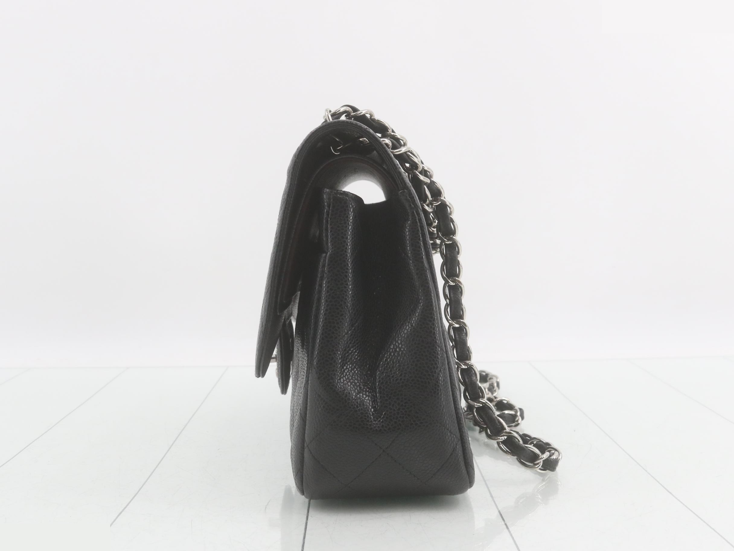 Large Matelassé 30, caviar leather, double flap, double chain shoulder bag. — view 3