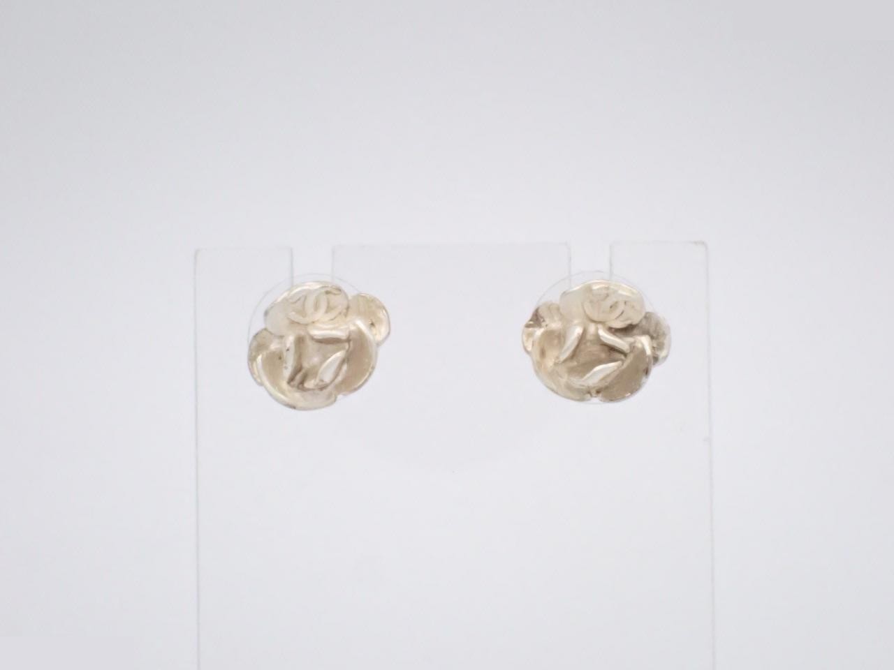 Camellia earrings, different catch types