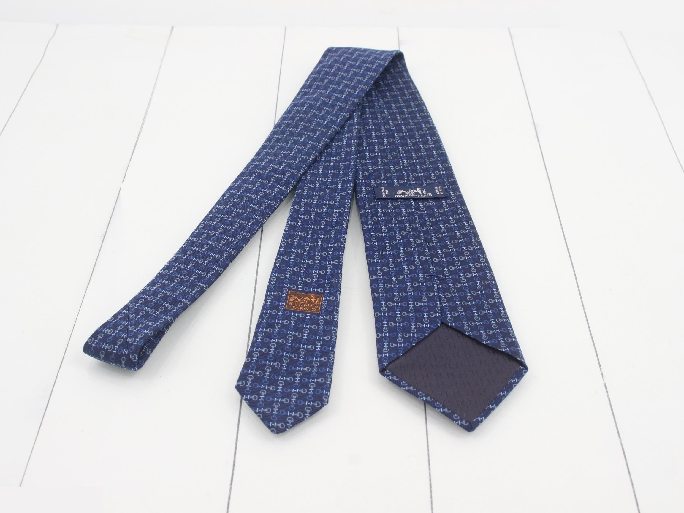 tie — view 2