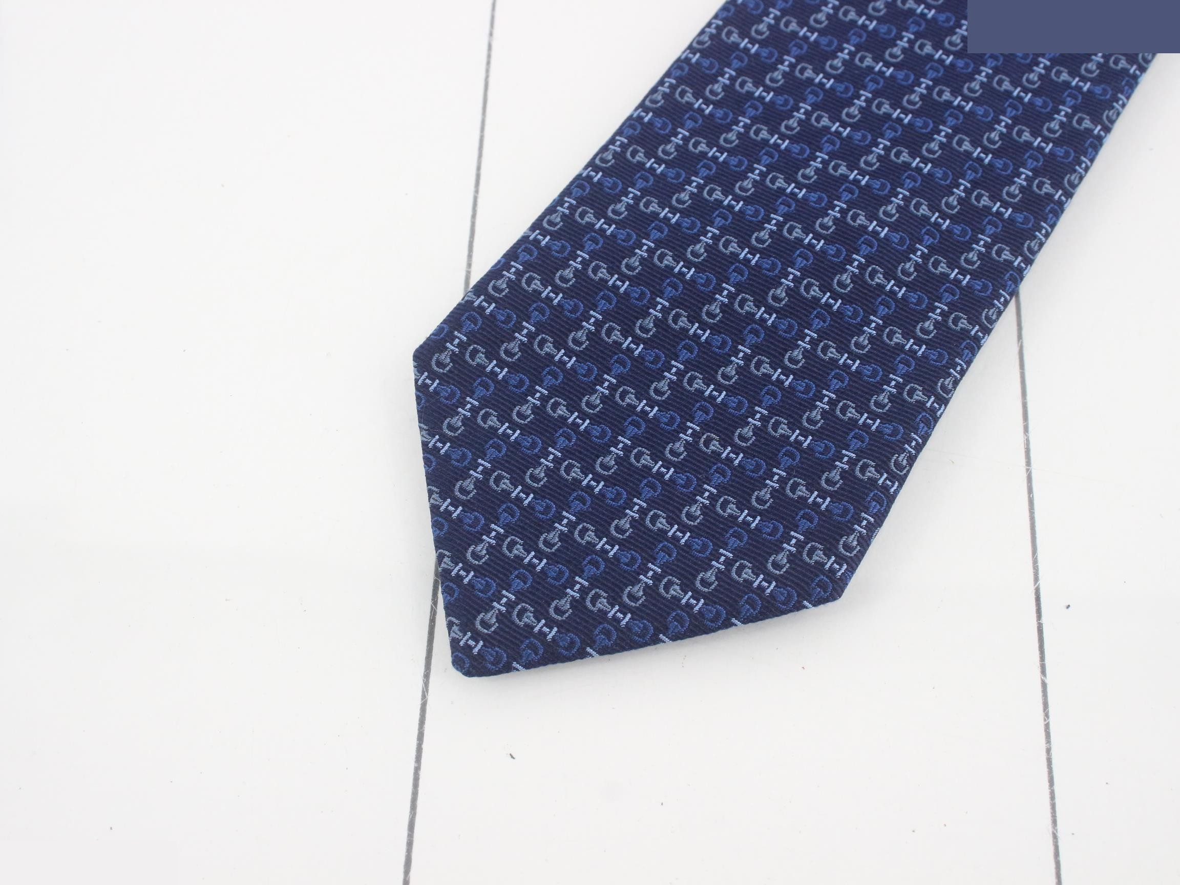 tie — view 3