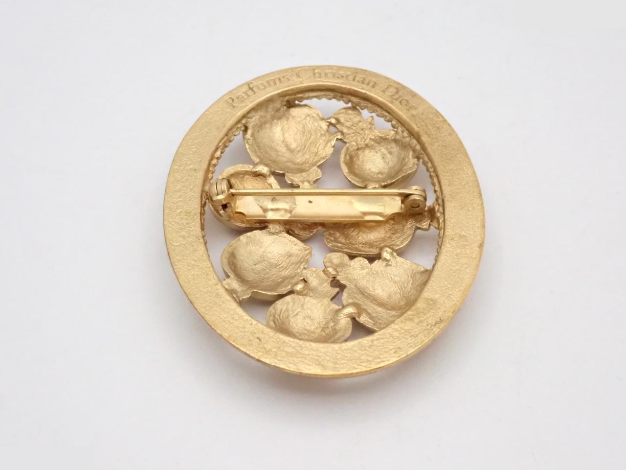 brooch — view 2