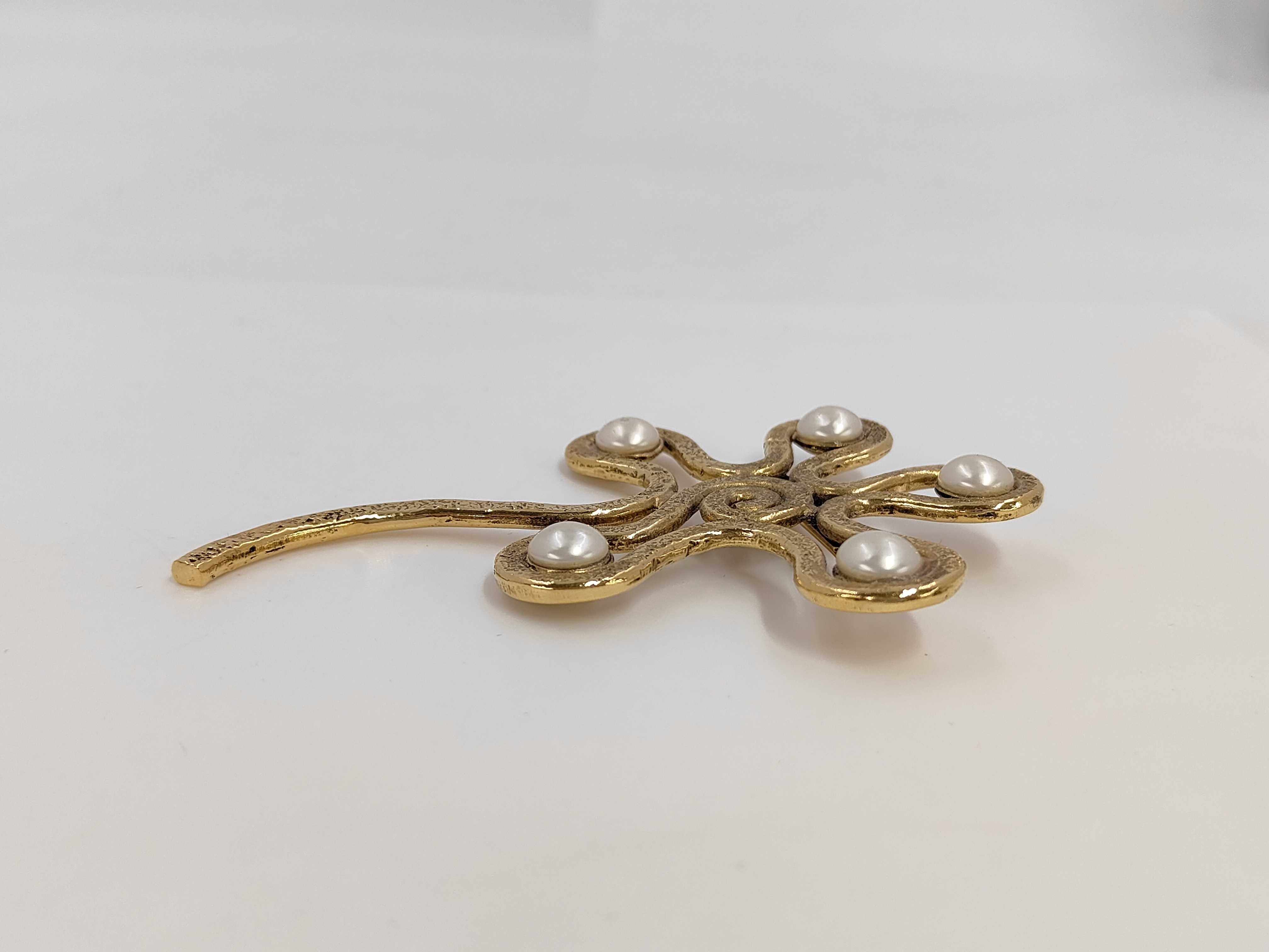 brooch — view 2