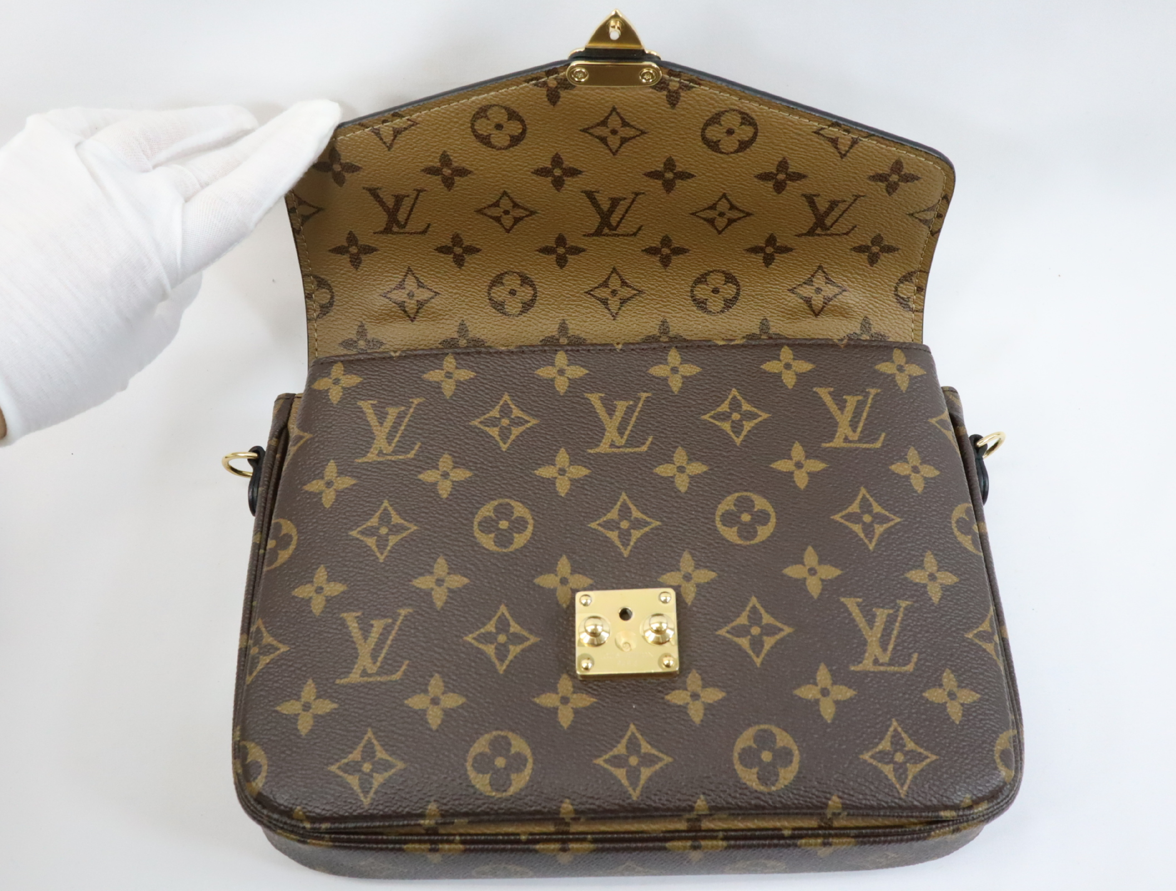 Monogram Reverse Pochette Metis MM M44876 Shoulder Bag (RFID detected) — view 9