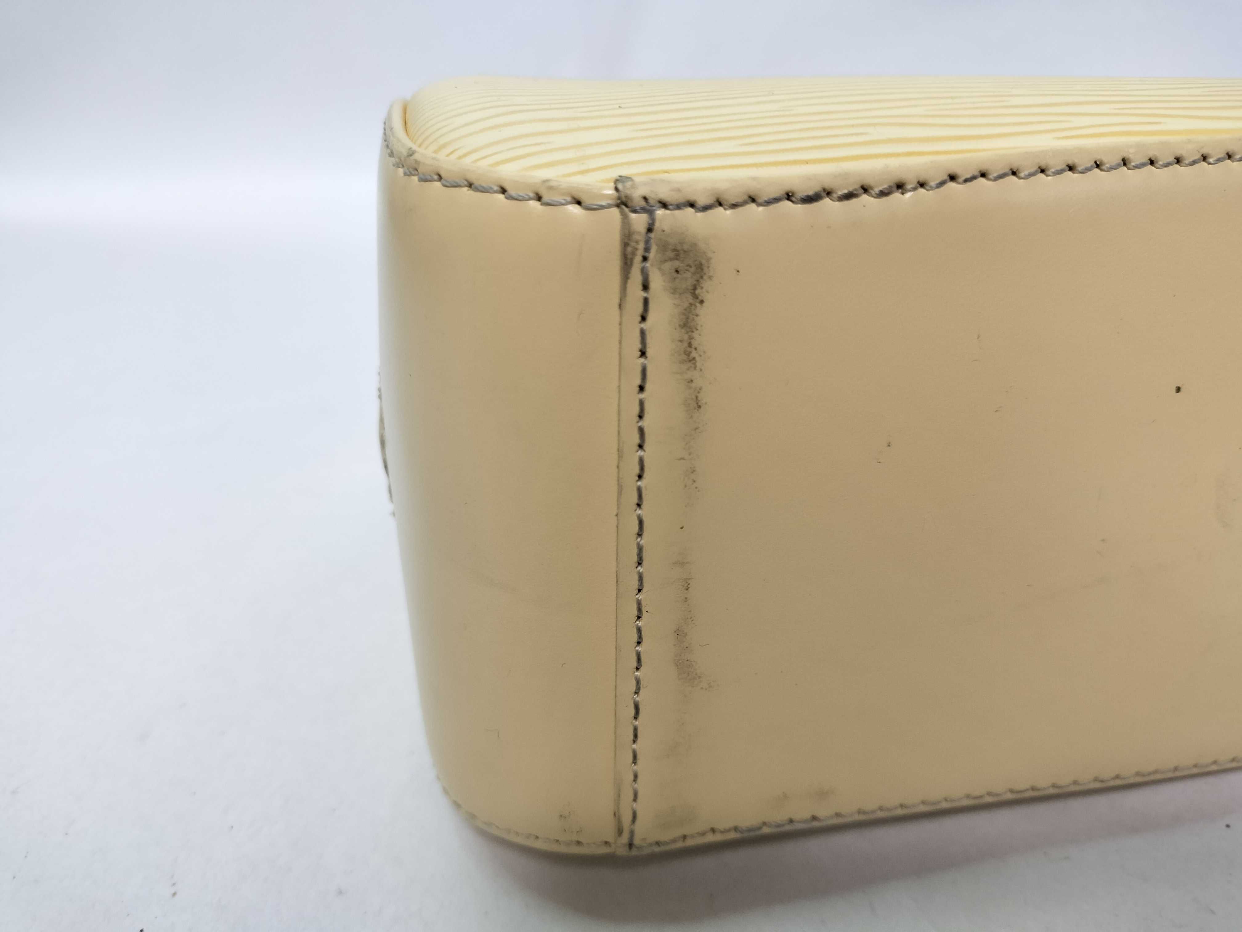 Epi Leather Jasmine M5208J White Handbag — view 11