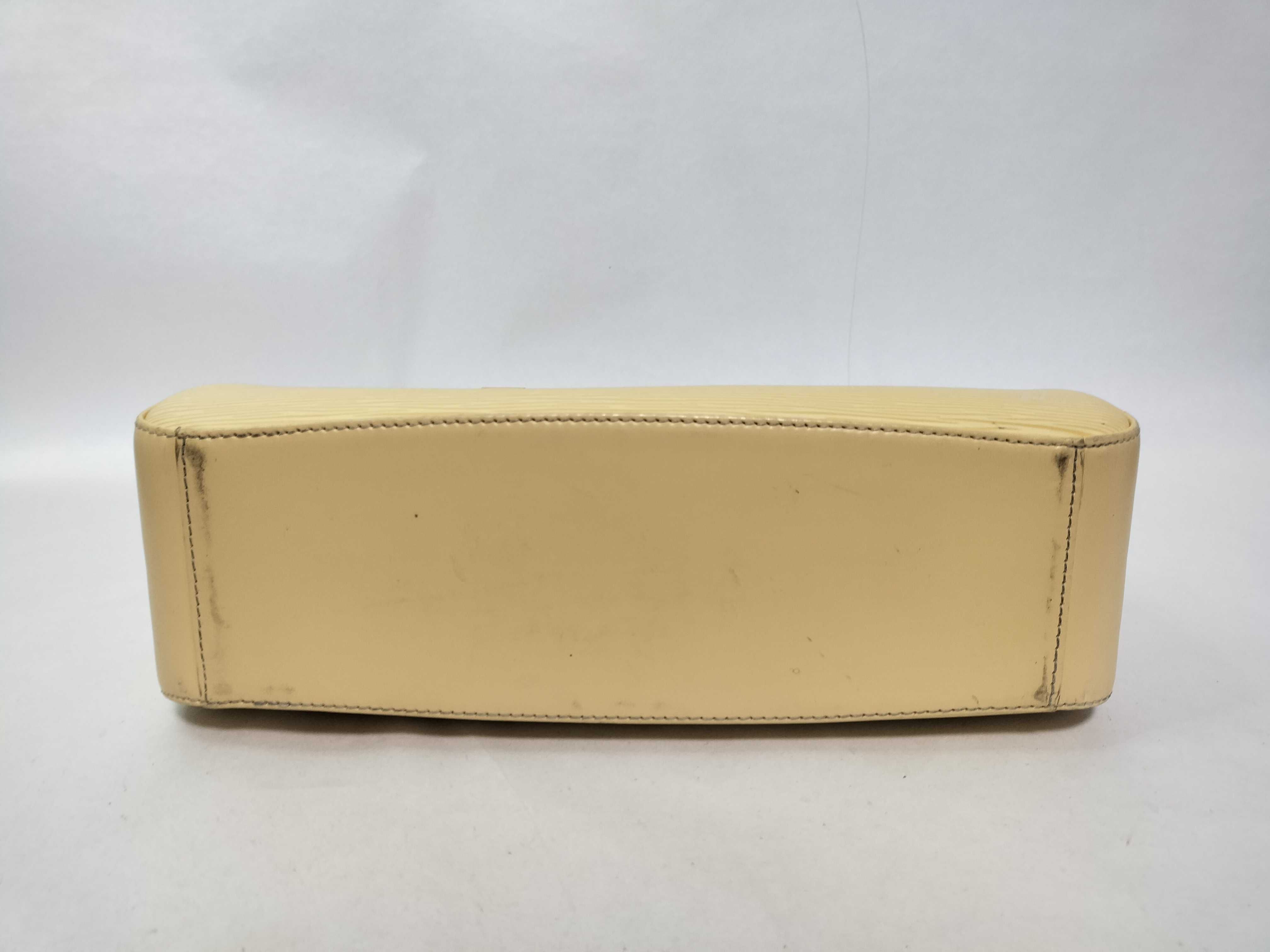 Epi Leather Jasmine M5208J White Handbag — view 9