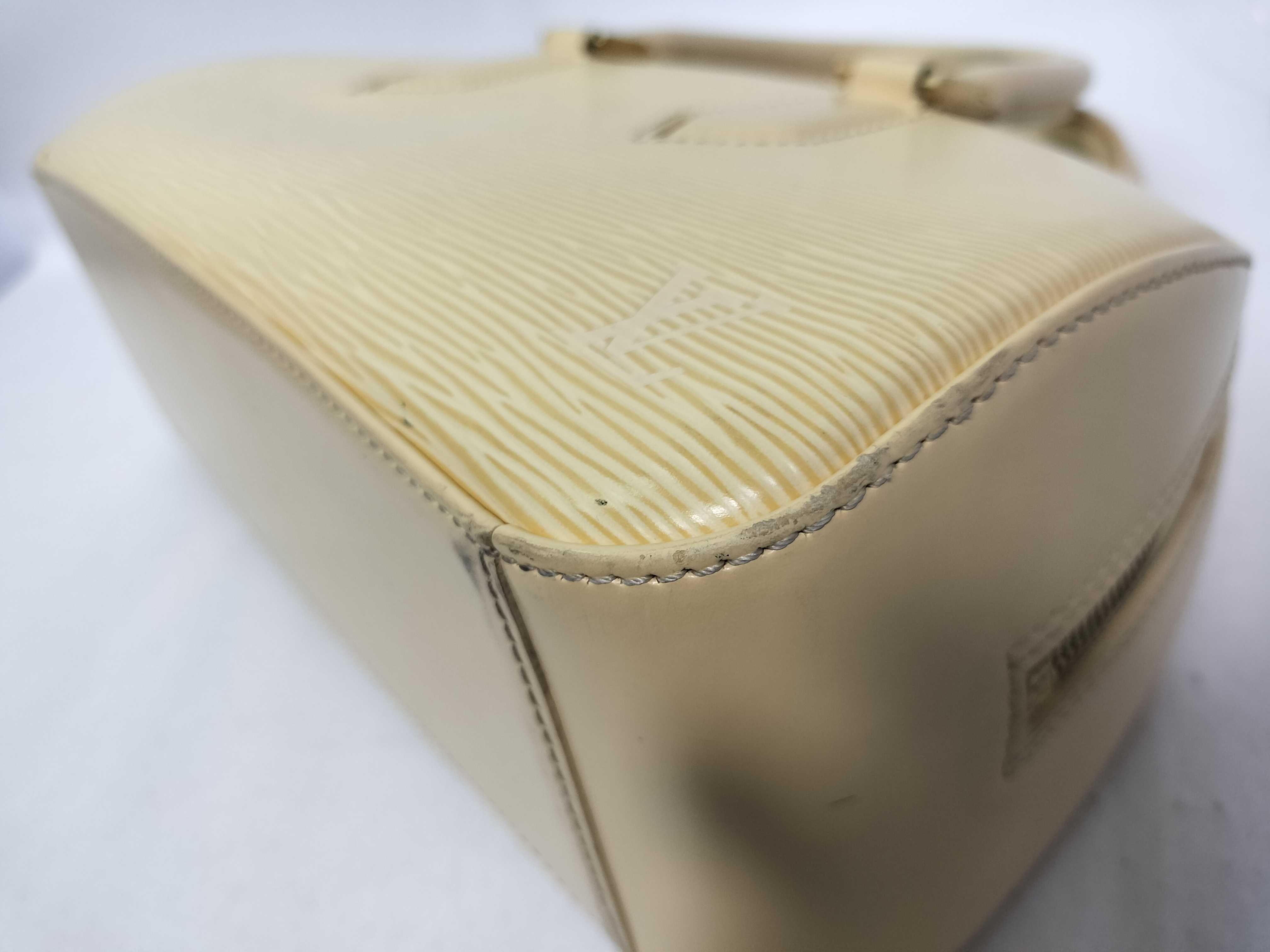 Epi Leather Jasmine M5208J White Handbag — view 10