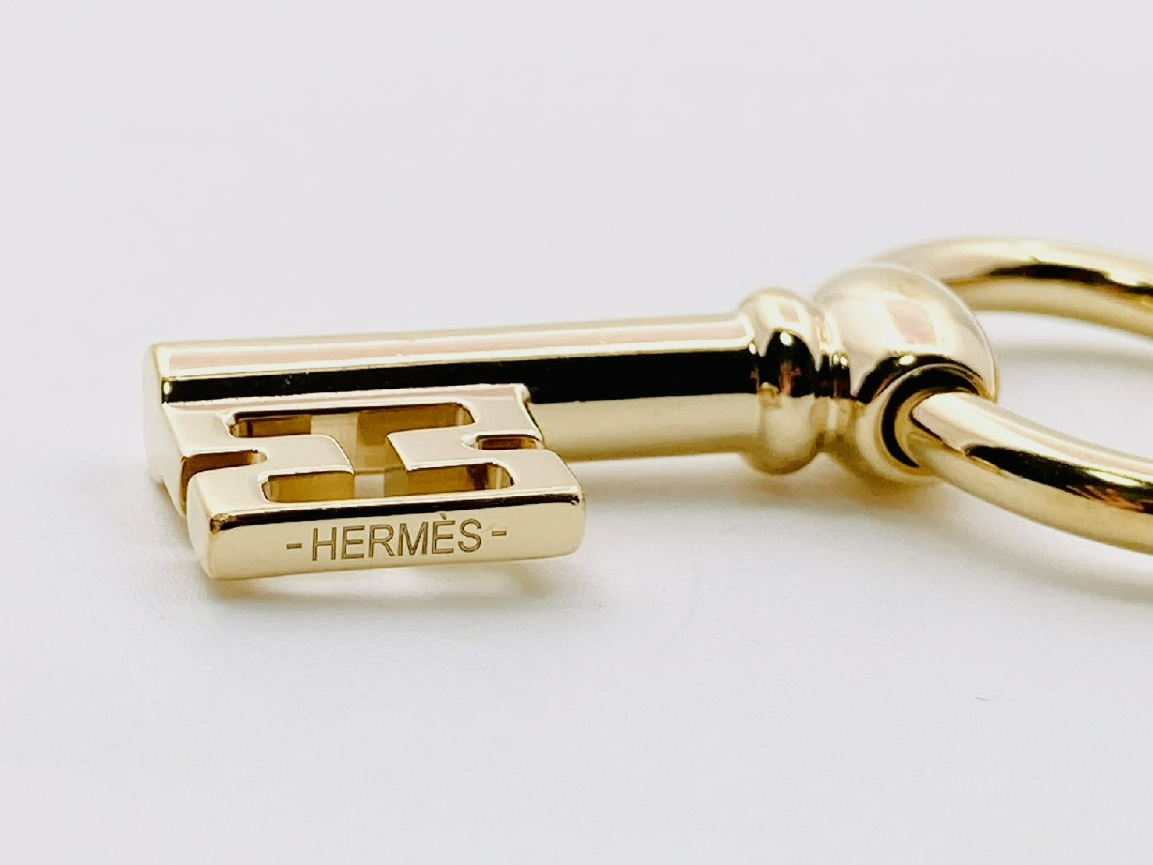 Curiosité Clé Charm Top Gold Charm — view 3