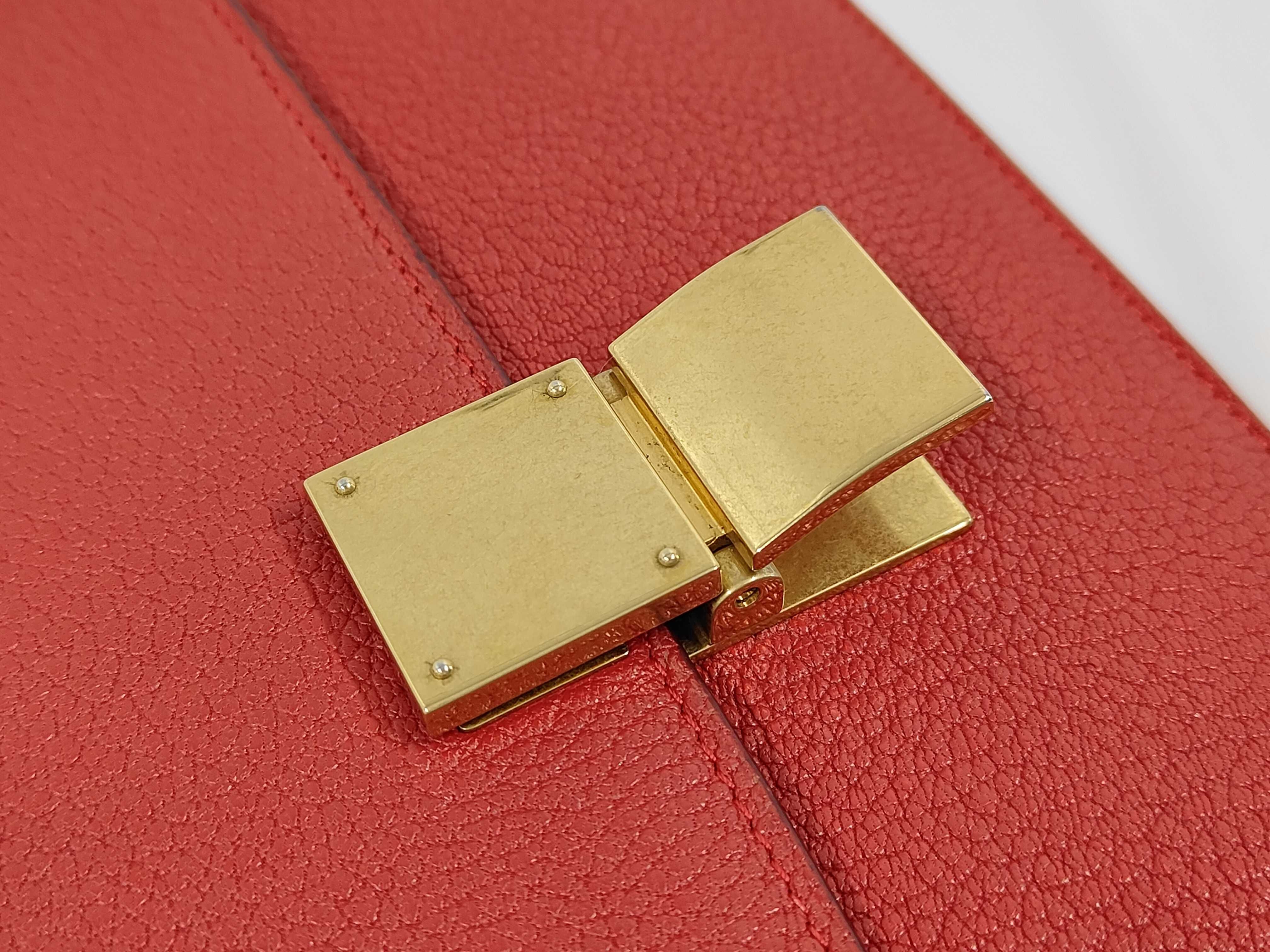 Classic Box Medium Grain Leather Shoulder Bag — view 5