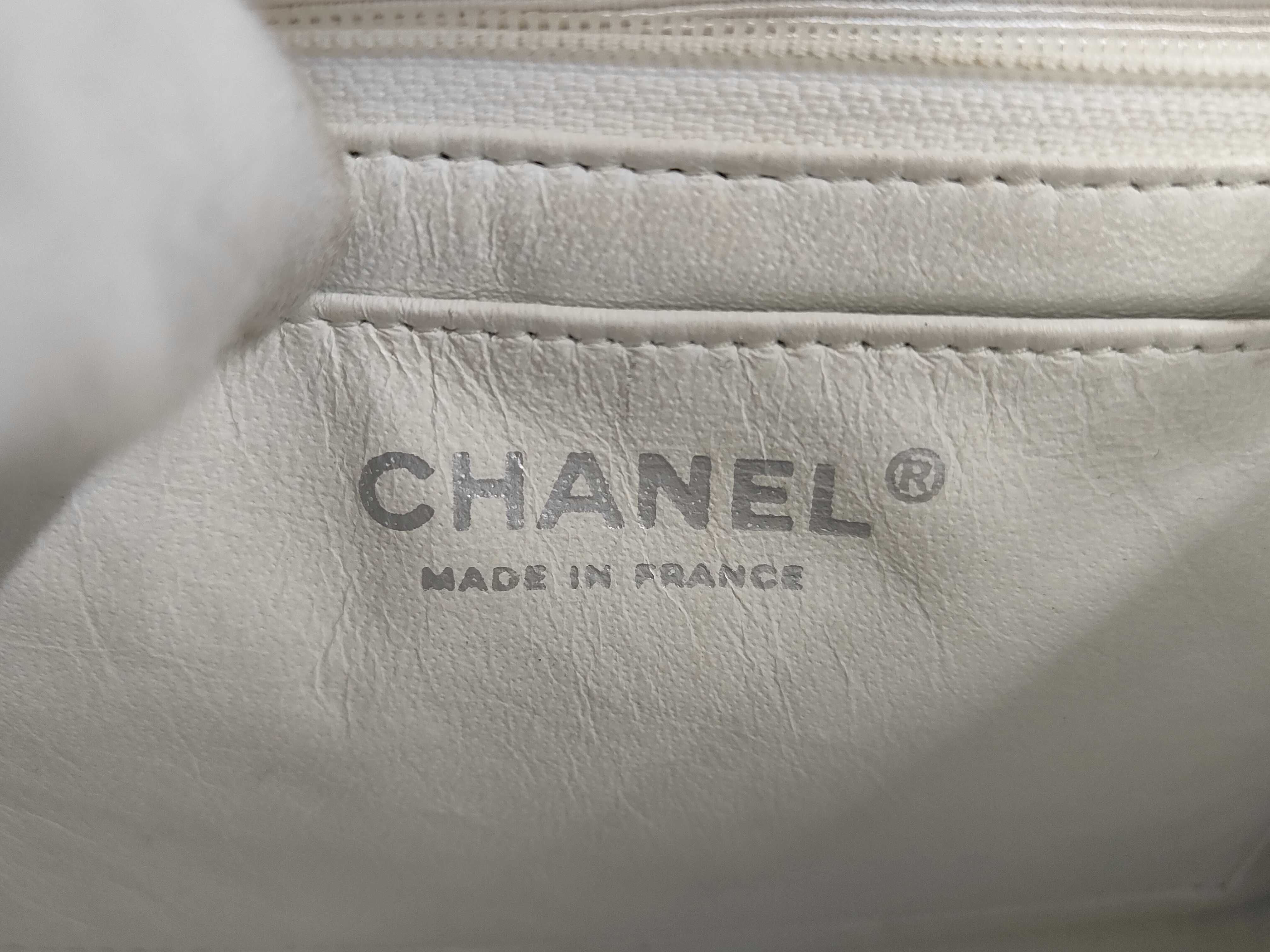 Mini Matelassé Caviar Skin White Shoulder Bag (Serial Number 10s) - Card and Seal Included — view 9
