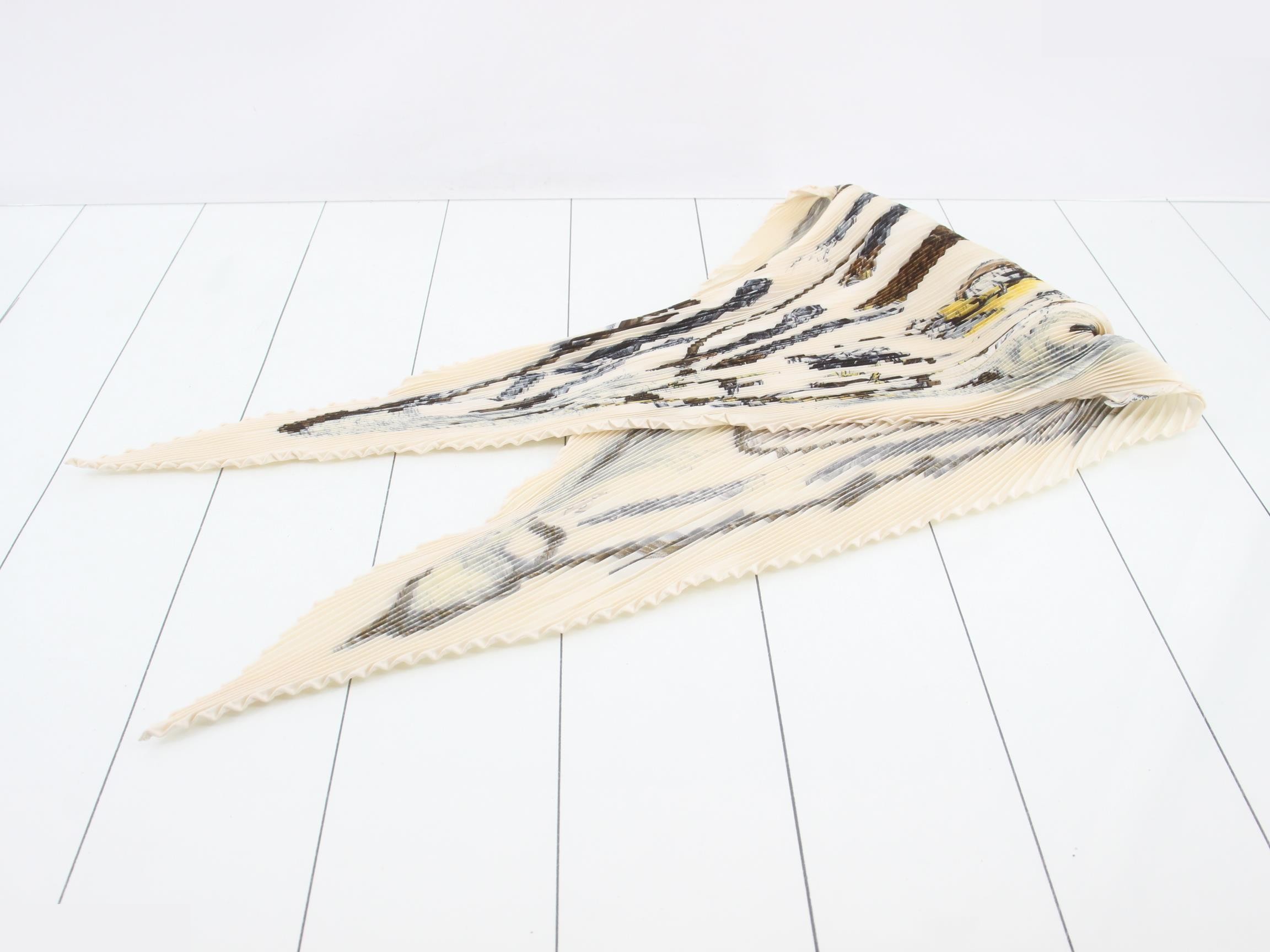 Tag attached. A propos de Bottes pleated scarf. — view 3