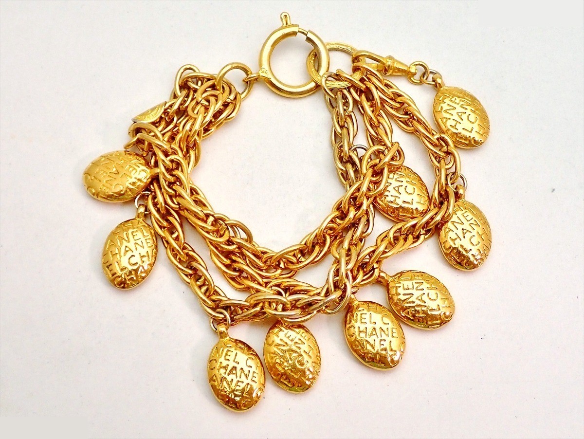 Engraved logo, triple chain, wrist circumference approximately 18cm — view 2