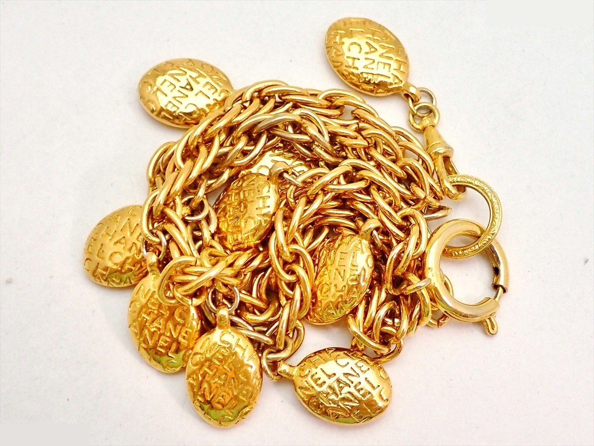 Engraved logo, triple chain, wrist circumference approximately 18cm — view 3