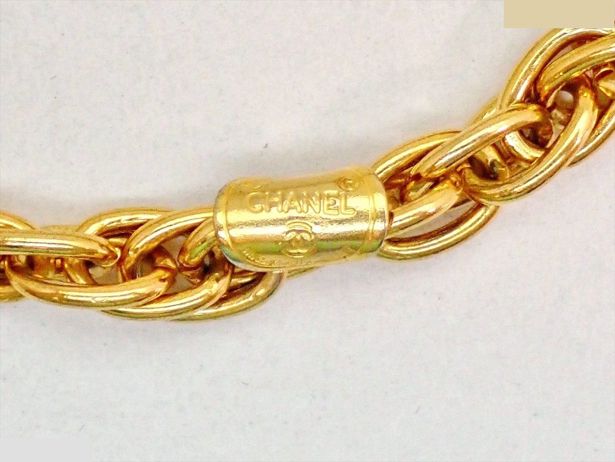Engraved logo, triple chain, wrist circumference approximately 18cm — view 5
