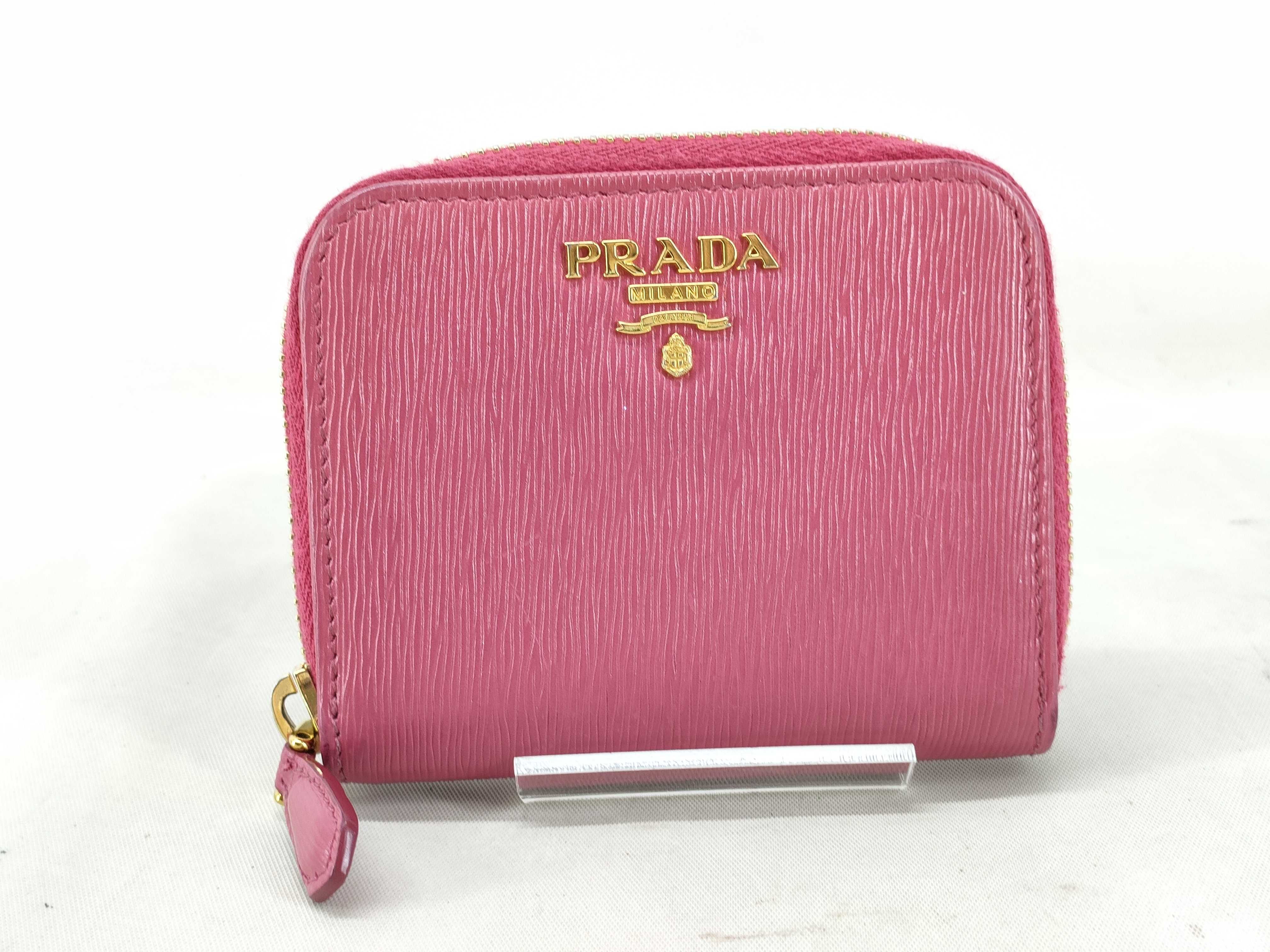logo hardware Vitello Move leather round zip coin case