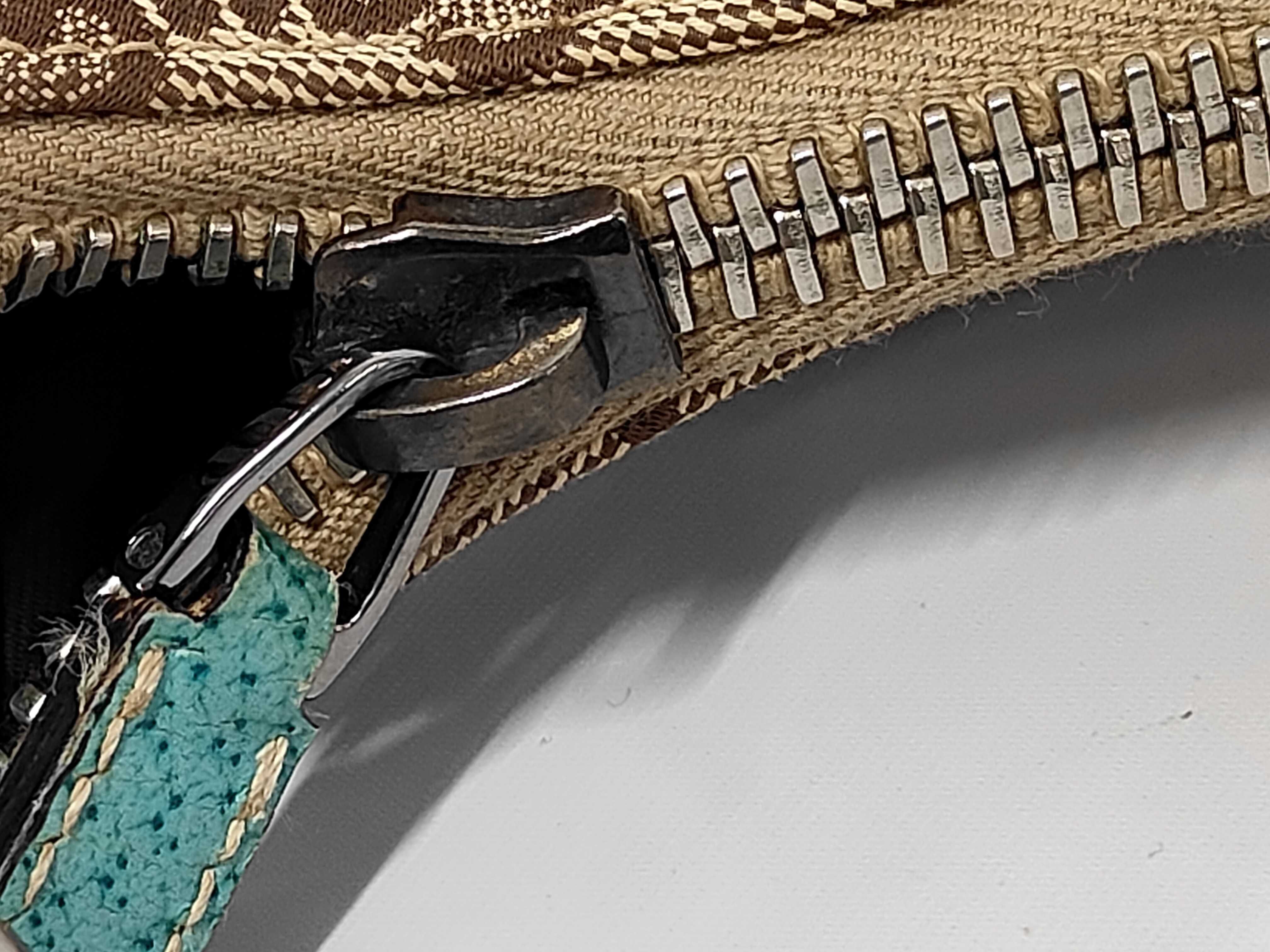 GG Canvas Shoulder Bag — view 9