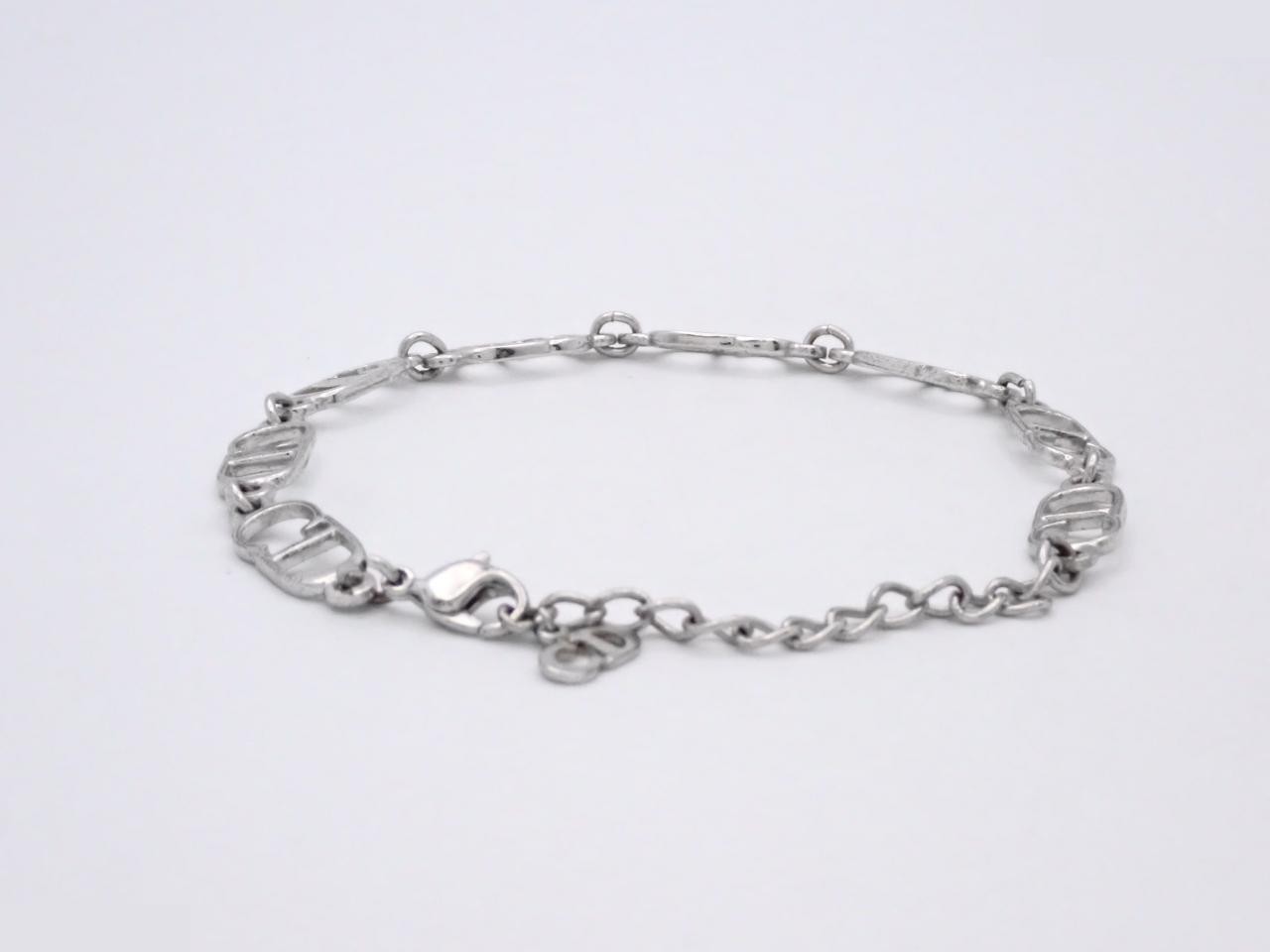 Other lines: Precious metal bracelets and bangles (metal), wrist circumference approximately 22 cm. — view 2