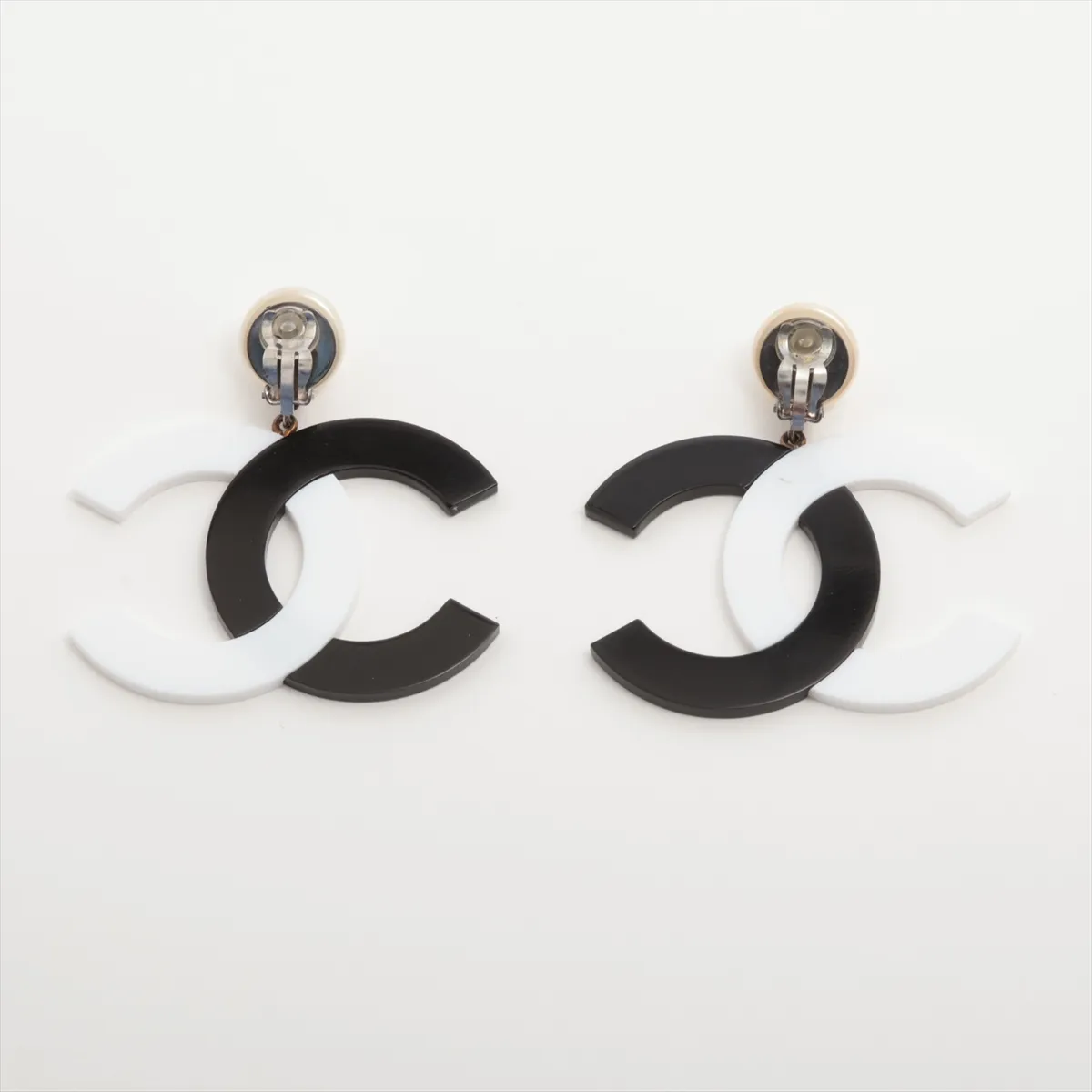 Coco Mark 96P Earrings (for both ears) Fake Pearl x Metal x Plastic Black x White — view 2