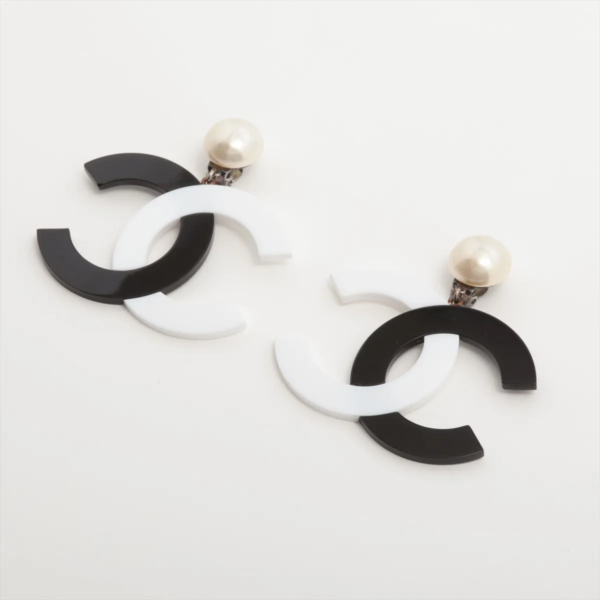 Coco Mark 96P Earrings (for both ears) Fake Pearl x Metal x Plastic Black x White — view 3