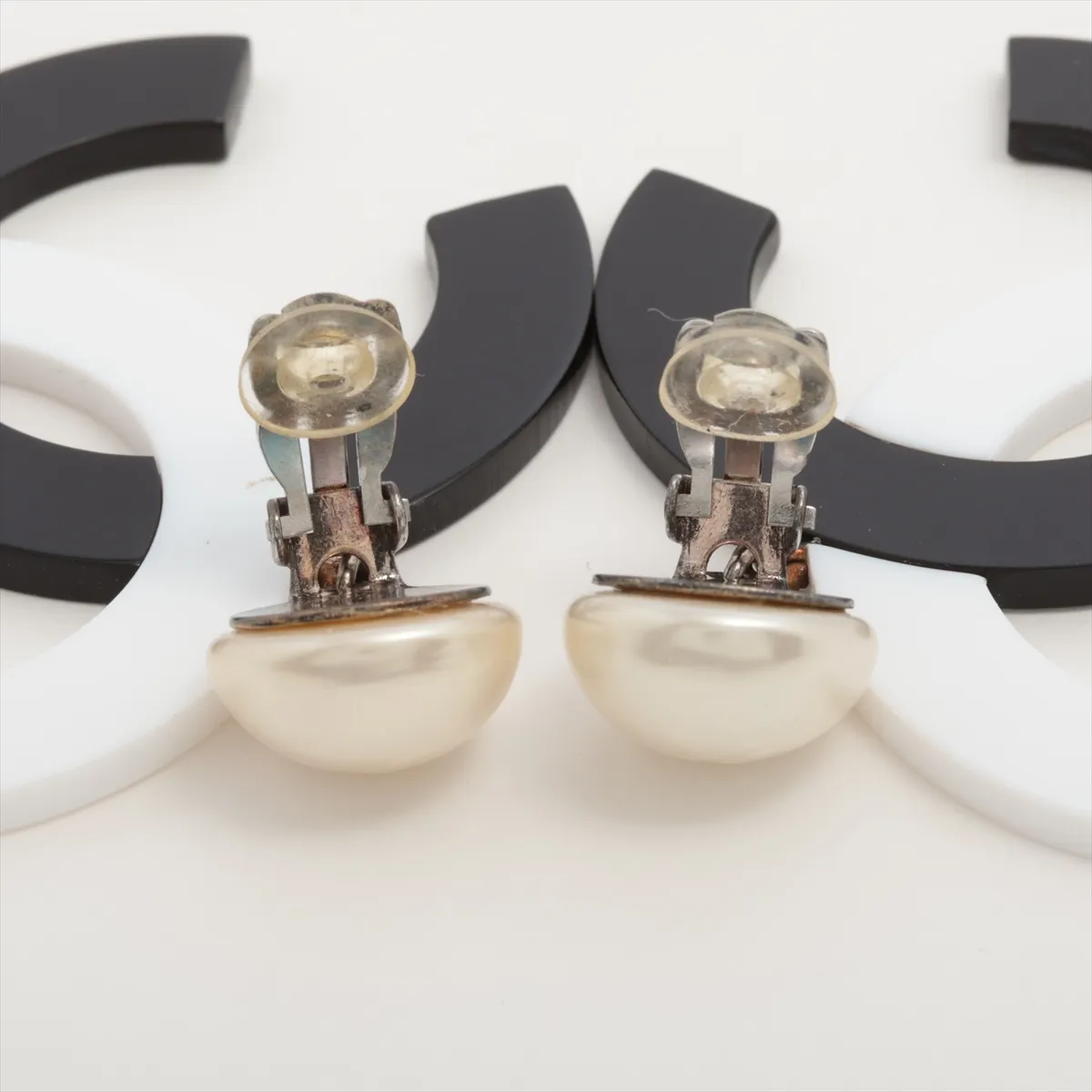 Coco Mark 96P Earrings (for both ears) Fake Pearl x Metal x Plastic Black x White — view 4