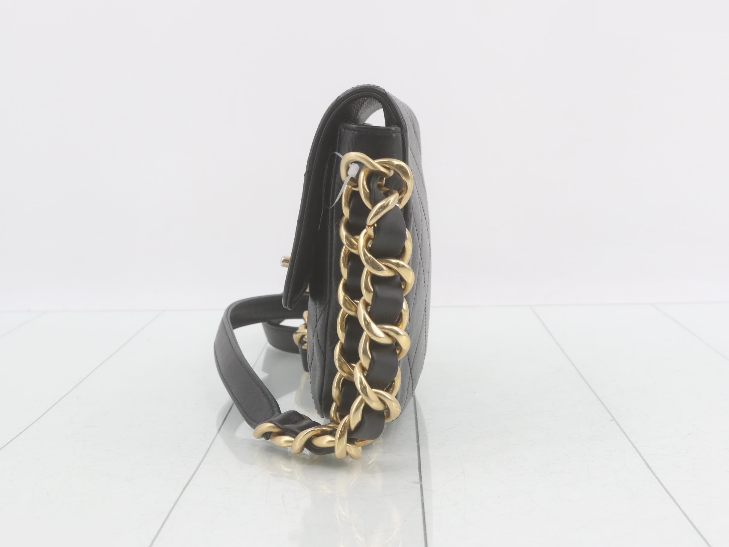Leather shoulder bag with Coco Mark logo and gold hardware. — view 3