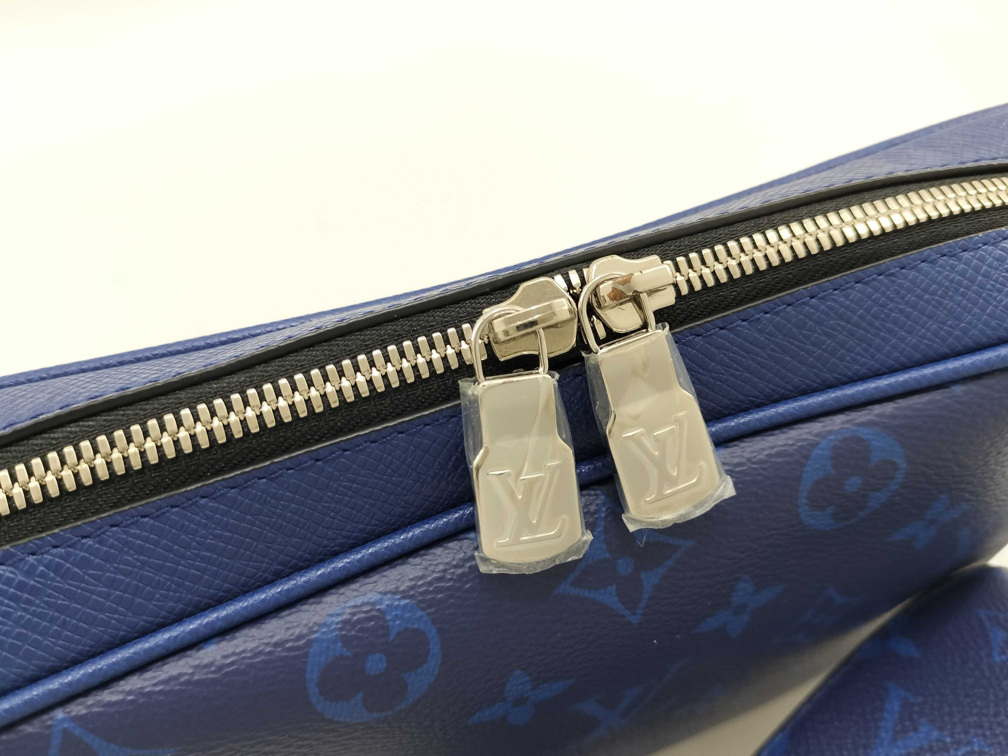 Outdoor Messenger PM Shoulder Bag — view 9