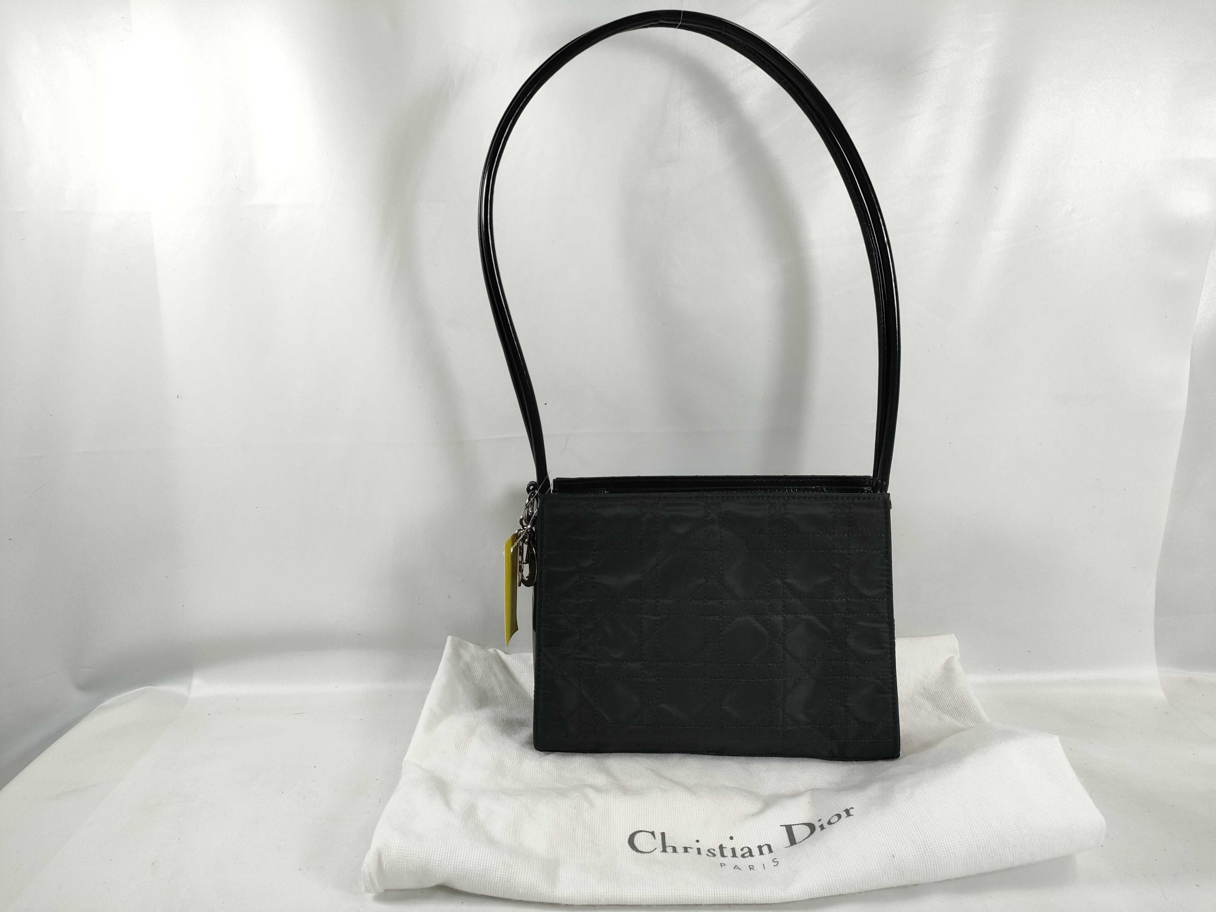 Black One-Shoulder Shoulder Bag with Stiff Zipper