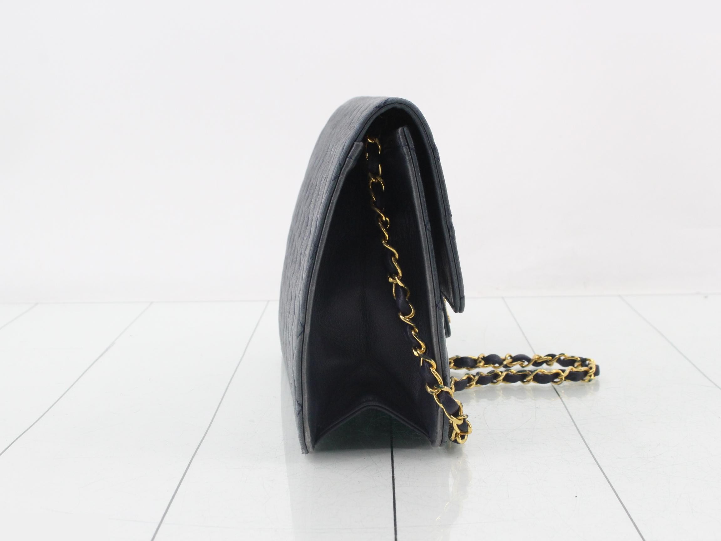 Matelassé Half Flap Matelassé 25 Chain Push Lock Handbag — view 4