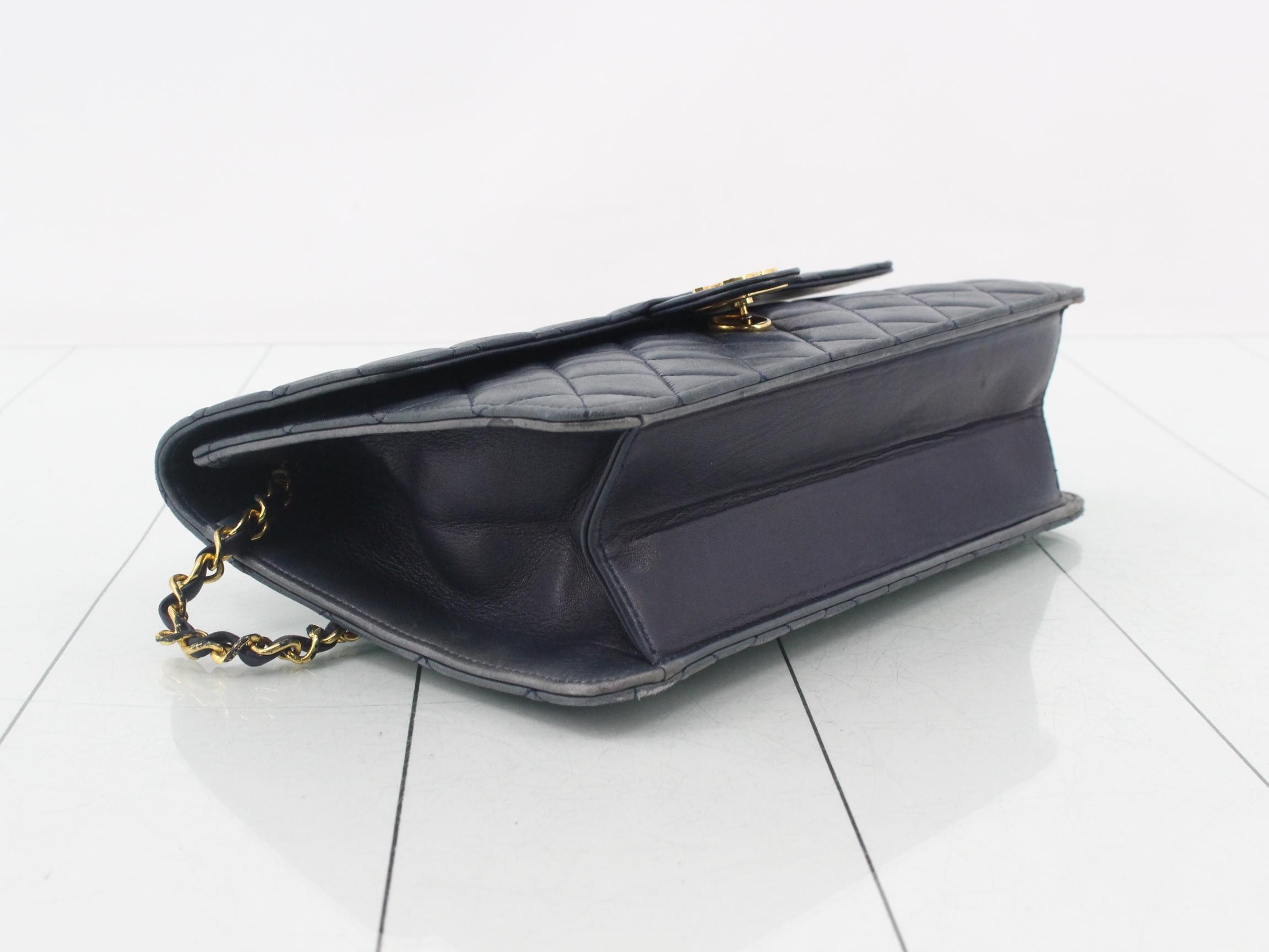 Matelassé Half Flap Matelassé 25 Chain Push Lock Handbag — view 5